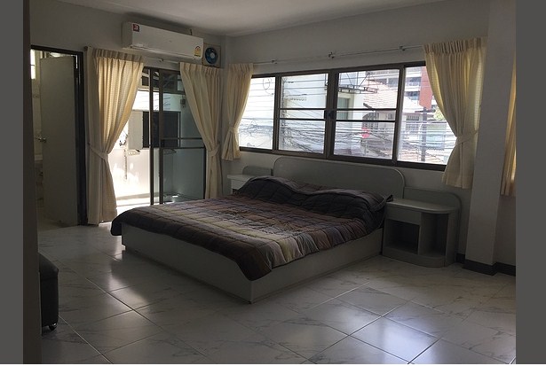 มนูเฮ้าส์ Manoo House