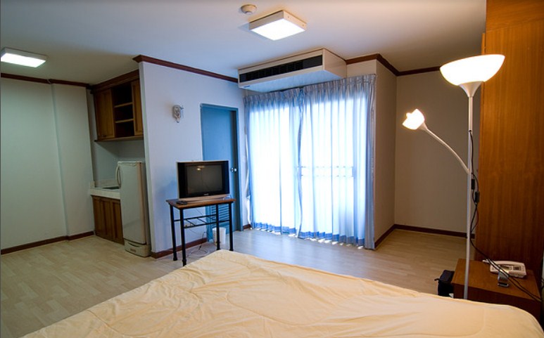 อพาร์ทเม้นท์บ้านริมสาทร Baan Rim Sathorn Serviced Apartment