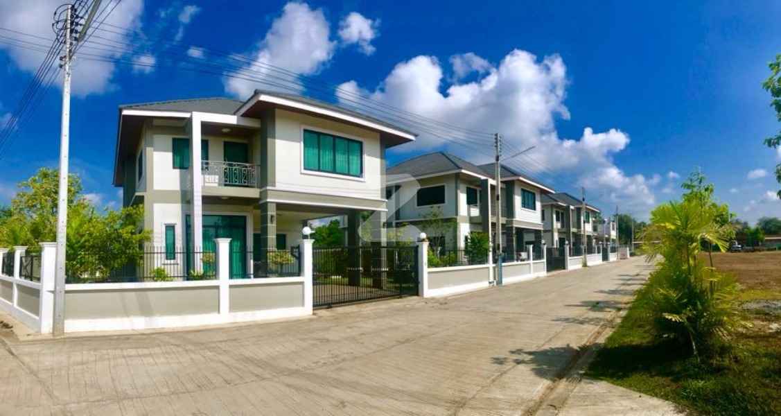 บ้านเพ แลนด์ แอนด์ เฮ้าส์ Baan Phe Land and Houses