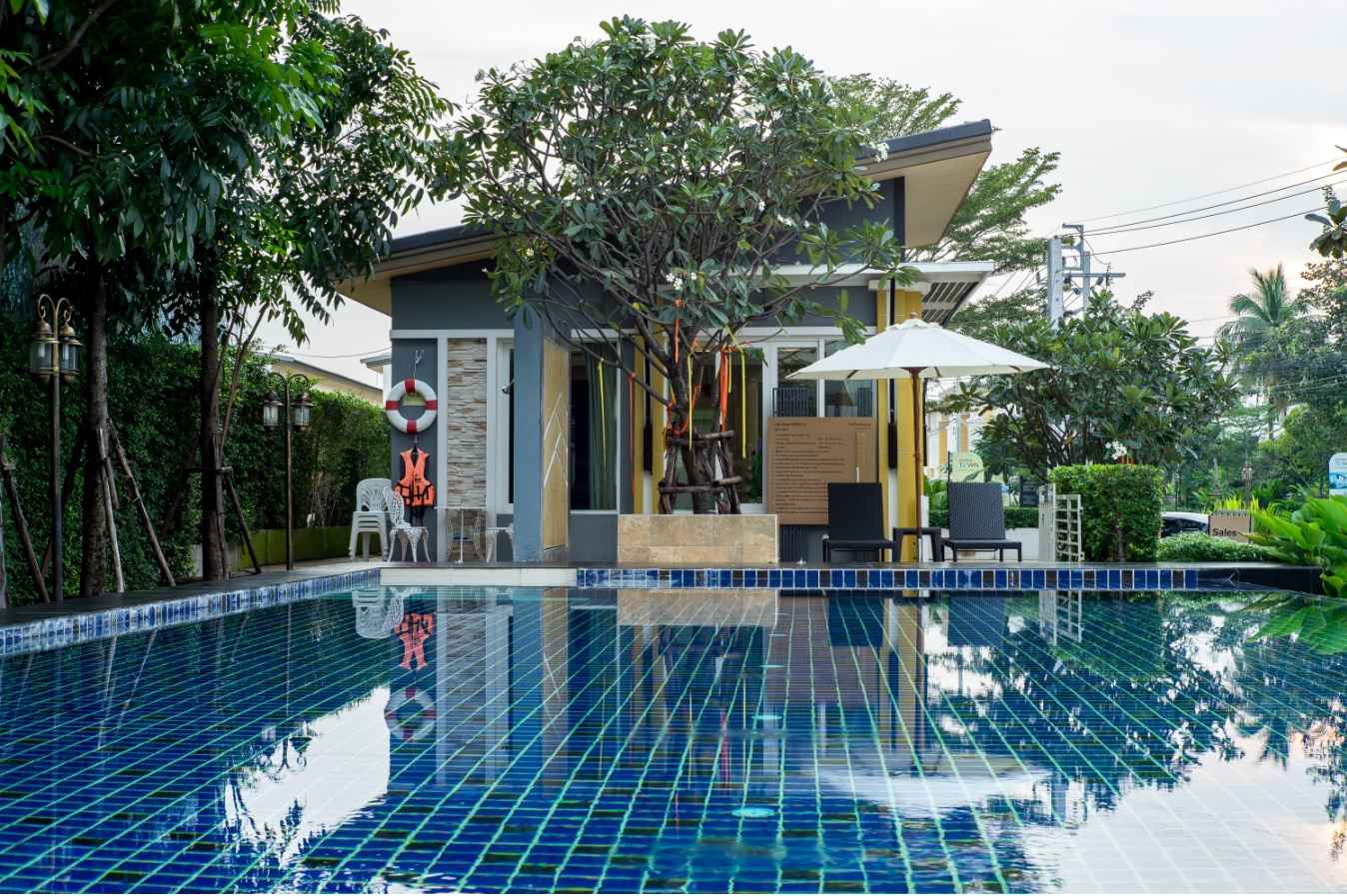 โกลเด้น ทาวน์ รัตนาธิเบศร์-สถานีรถไฟฟ้าบางพลู Golden Town Rattanathibet-Bangplu Station