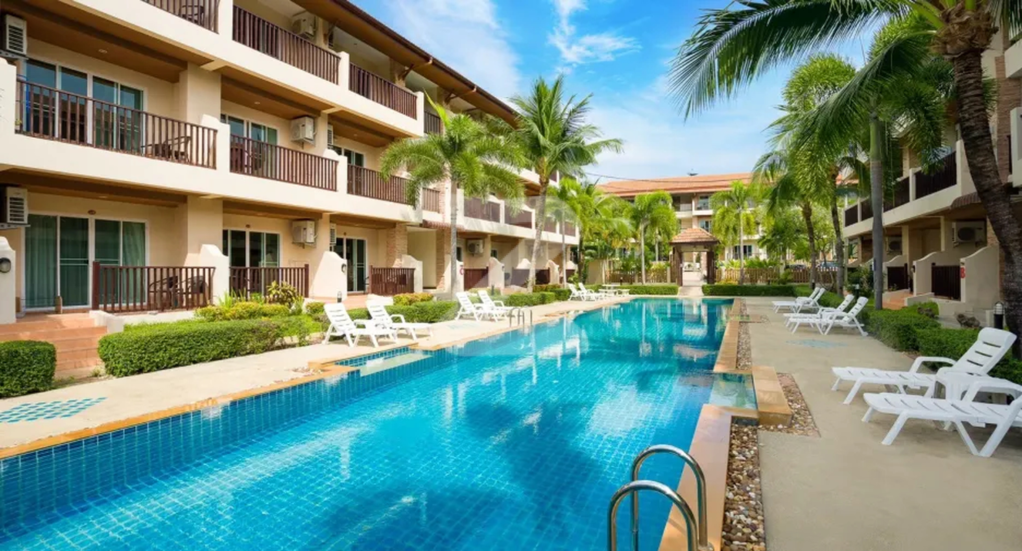 สระว่ายน้ำ 1 วิสเปอร์ริ่ง ปาล์ม คอนโดมิเนียม Whispering Palm Condominium