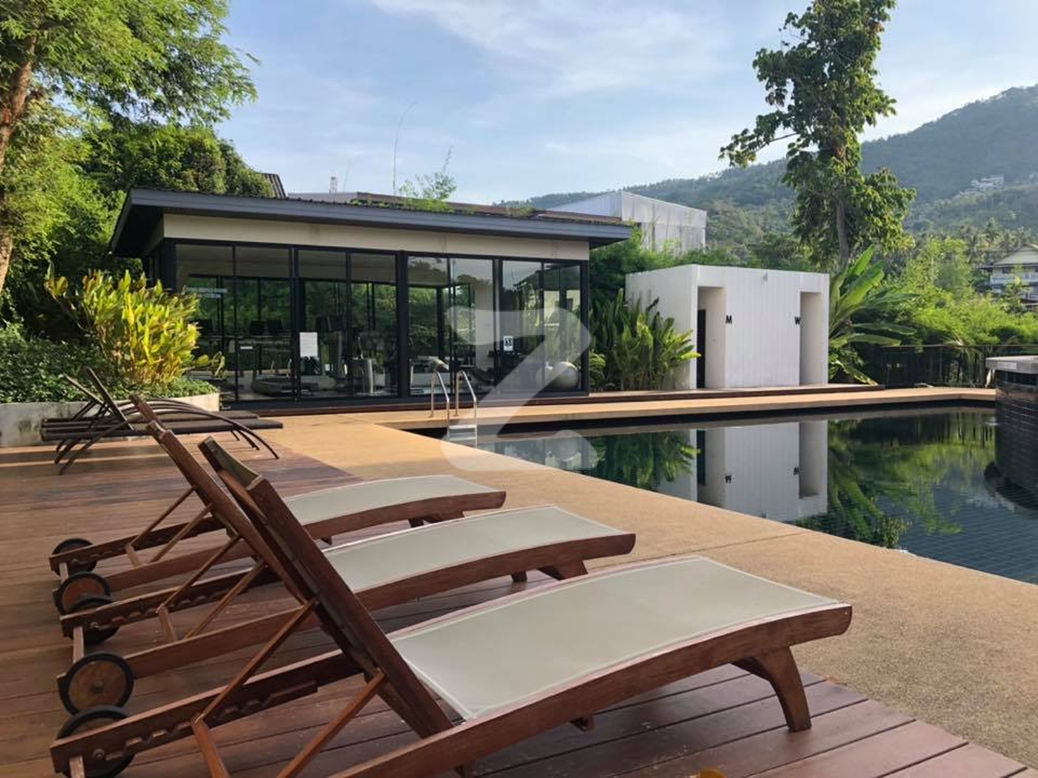 ที่นั่งริมสระว่ายน้ำ เดอะ บลิว คอนโดมิเนียม เฉวง สมุย