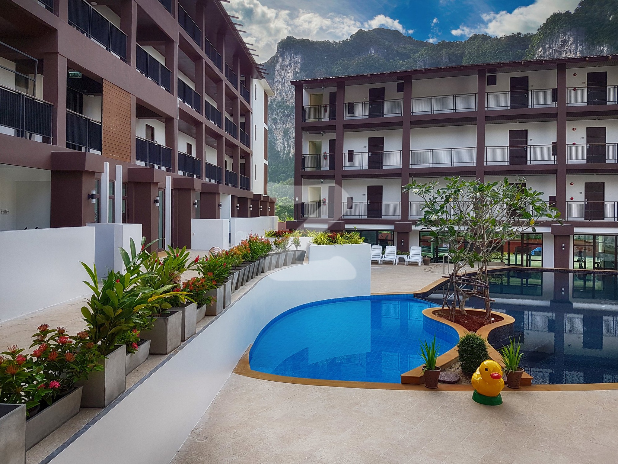 เดอะ ลายไทย ลักซูรี่ คอนโดมิเนียม The Lai Thai Luxury Condominiums