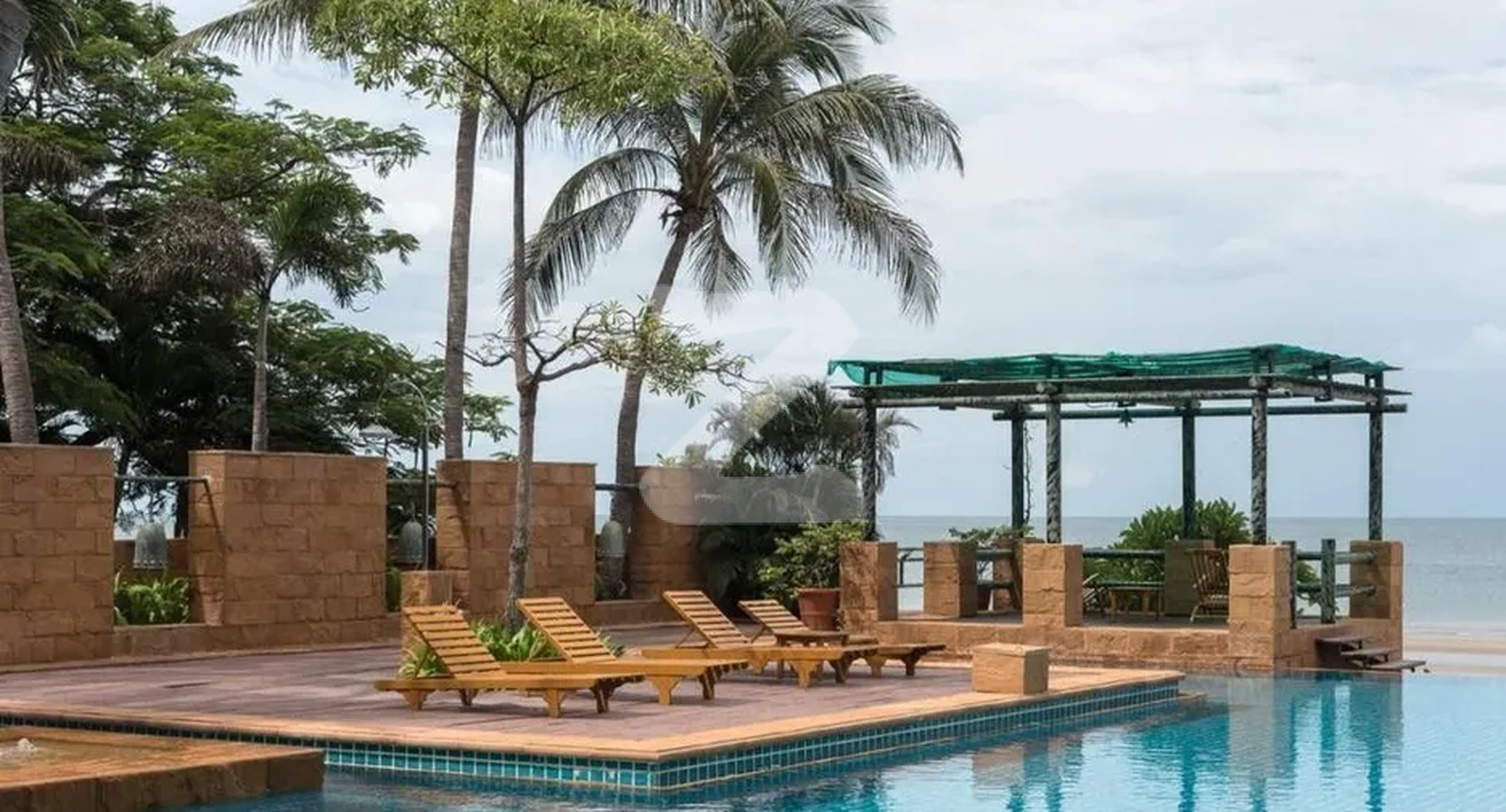 เดอะ เอสแพลนเนด คอนโดมิเนียม The Esplanade Condominium