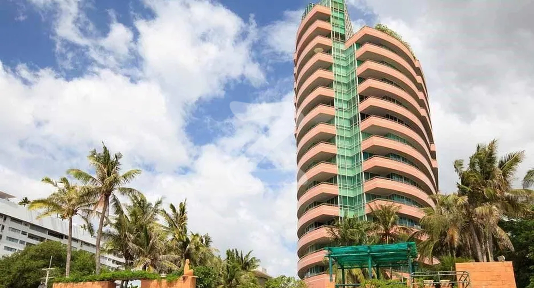เดอะ เอสแพลนเนด คอนโดมิเนียม The Esplanade Condominium