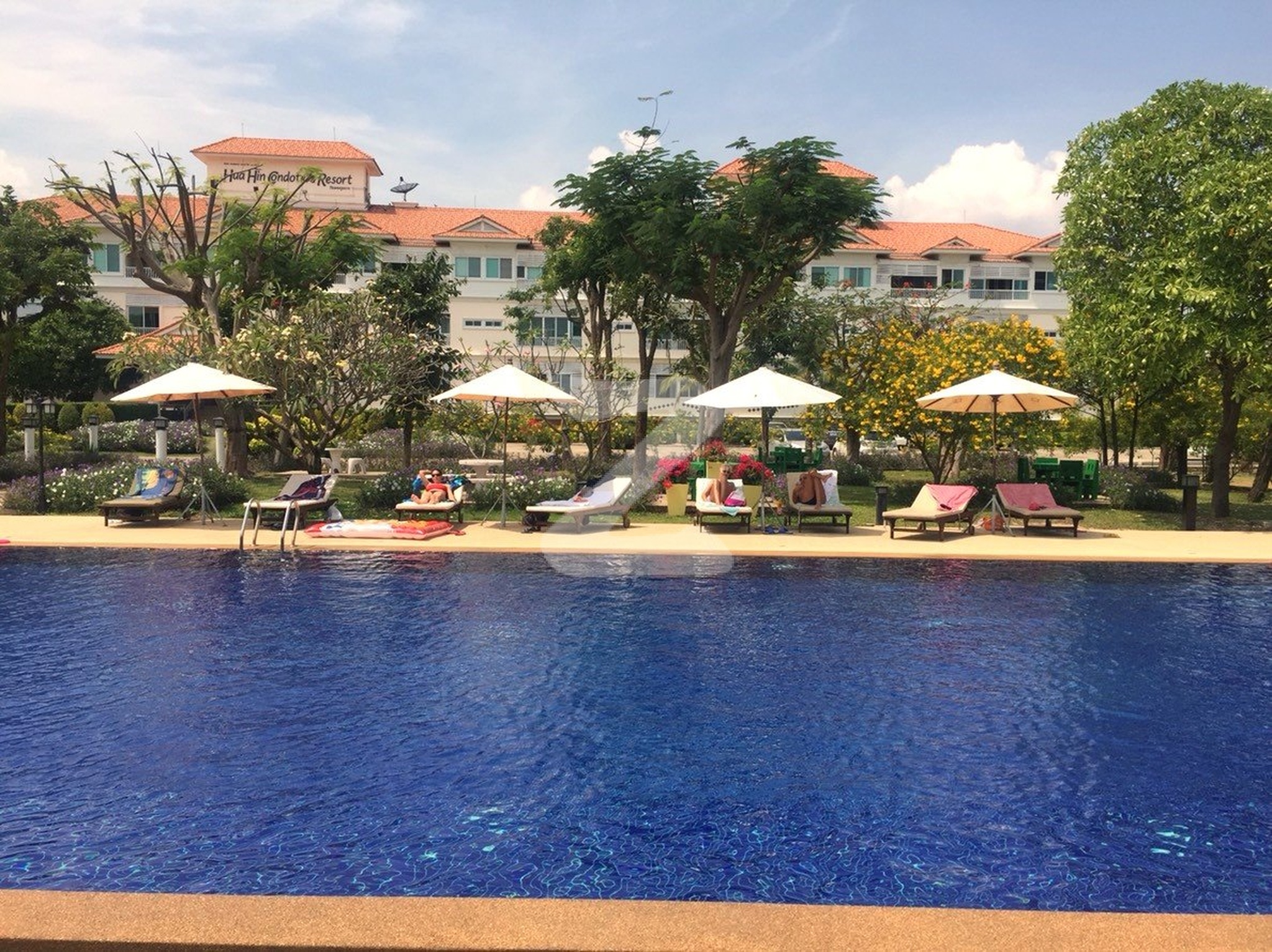 หัวหิน คอนโดเทล แอนด์ รีสอร์ท ทวีพร Huahin Condotel & Resort Taweeporn