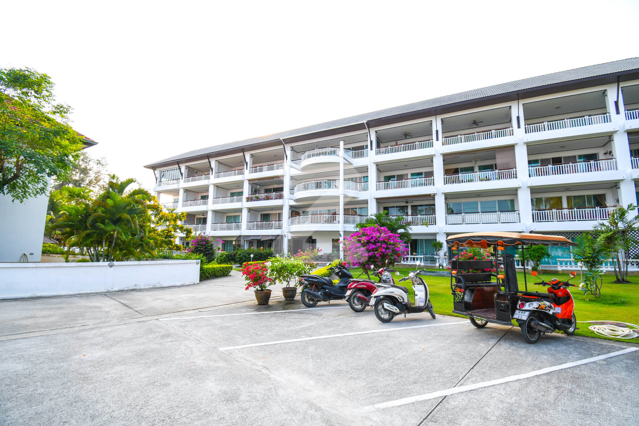 ดอลฟินบีช คอนโดมิเนียม Dolphin Beach Condominium