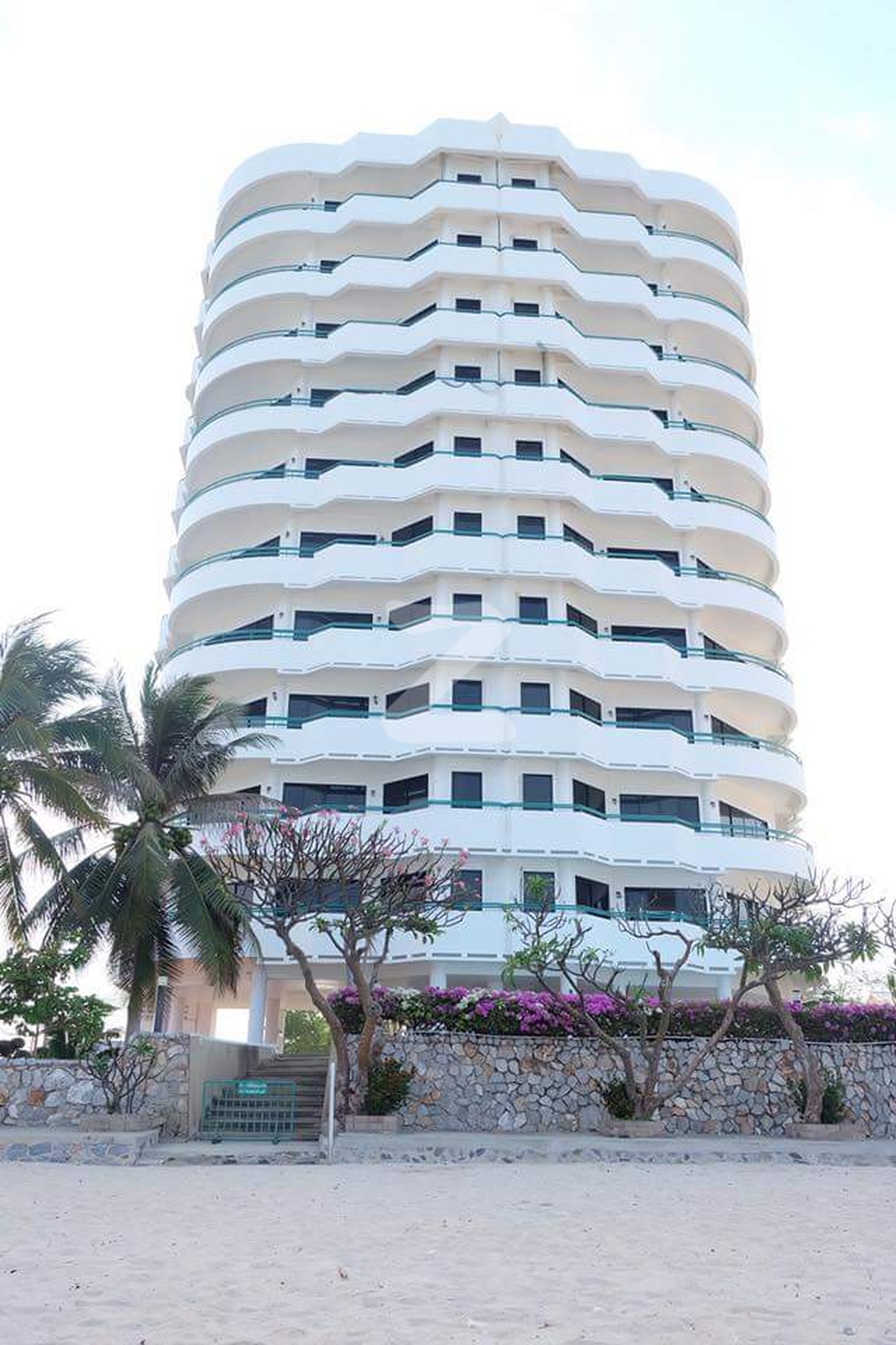 พรีวิเลจเพลส คอนโดมิเนียม Privilege Place Condominium