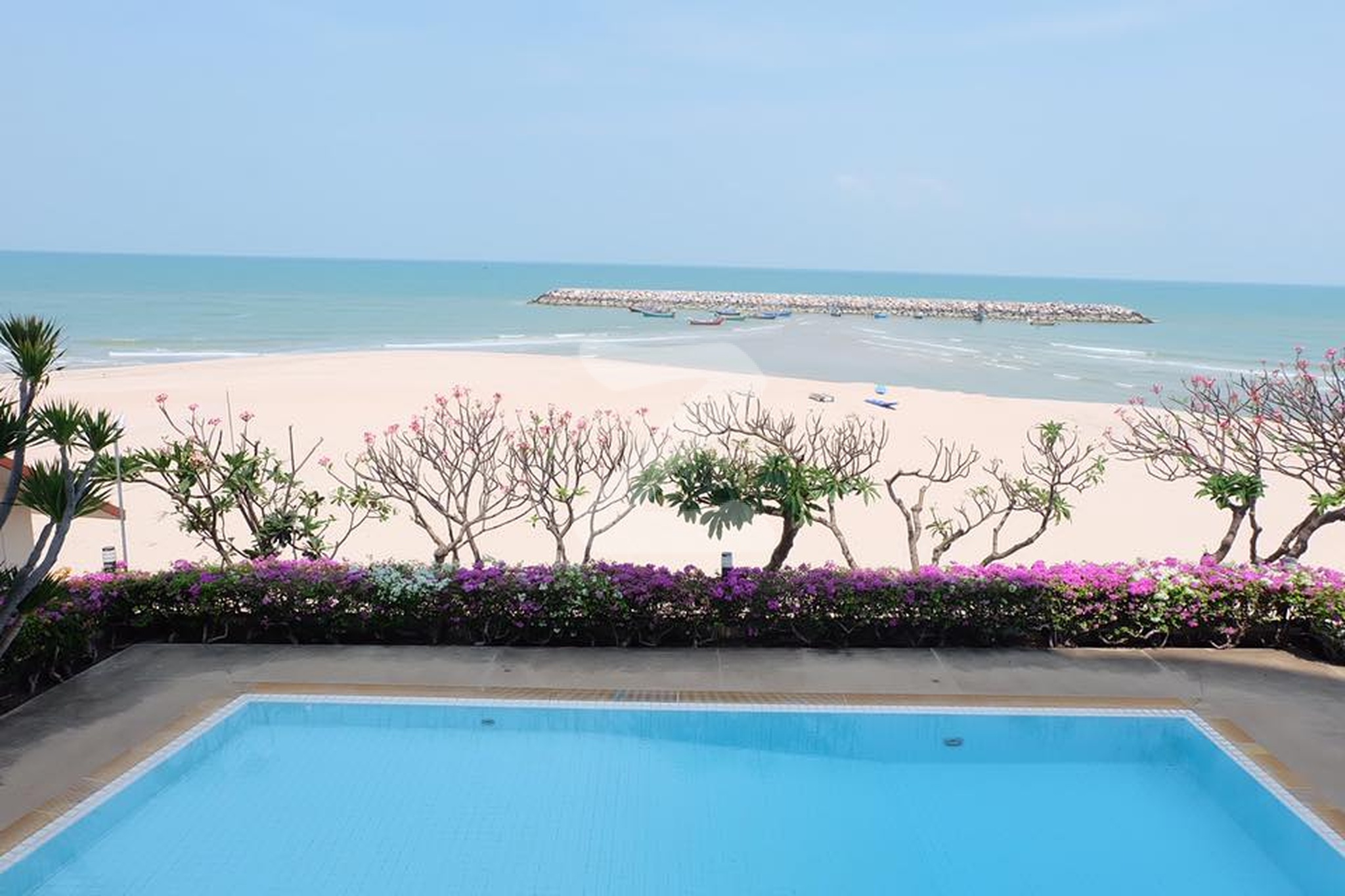 พรีวิเลจเพลส คอนโดมิเนียม Privilege Place Condominium