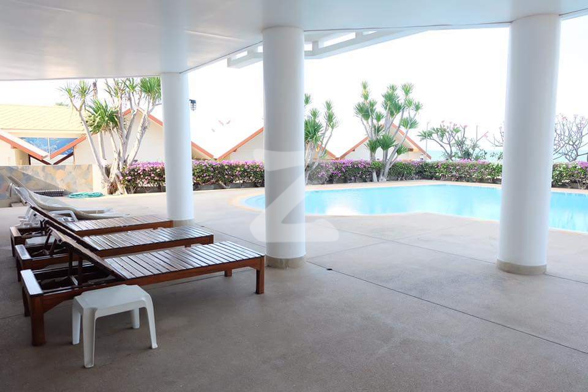 พรีวิเลจเพลส คอนโดมิเนียม Privilege Place Condominium
