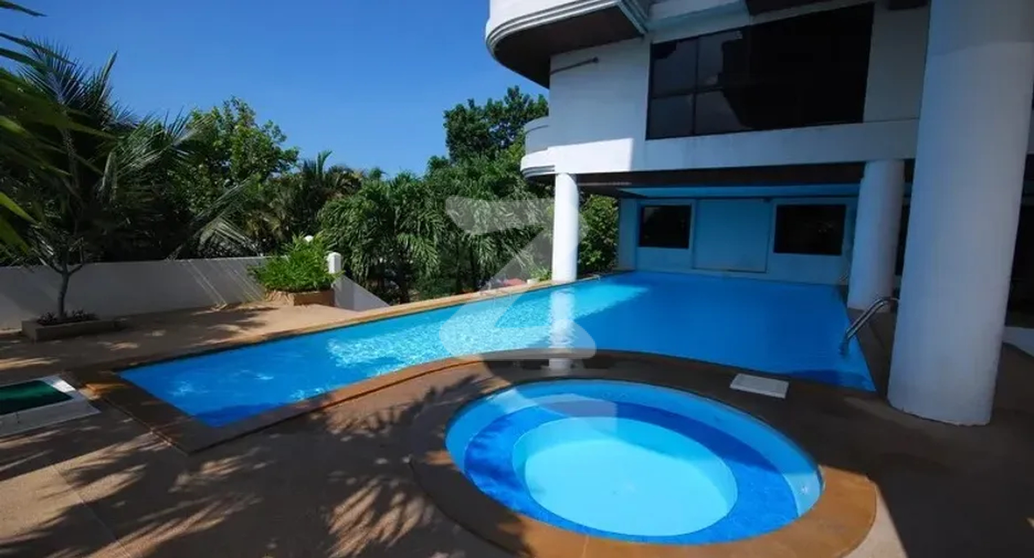 ดิ เอ็มบาสซี่ เฮ้าส์ คอนโดมิเนียม The Embassy House Condominium