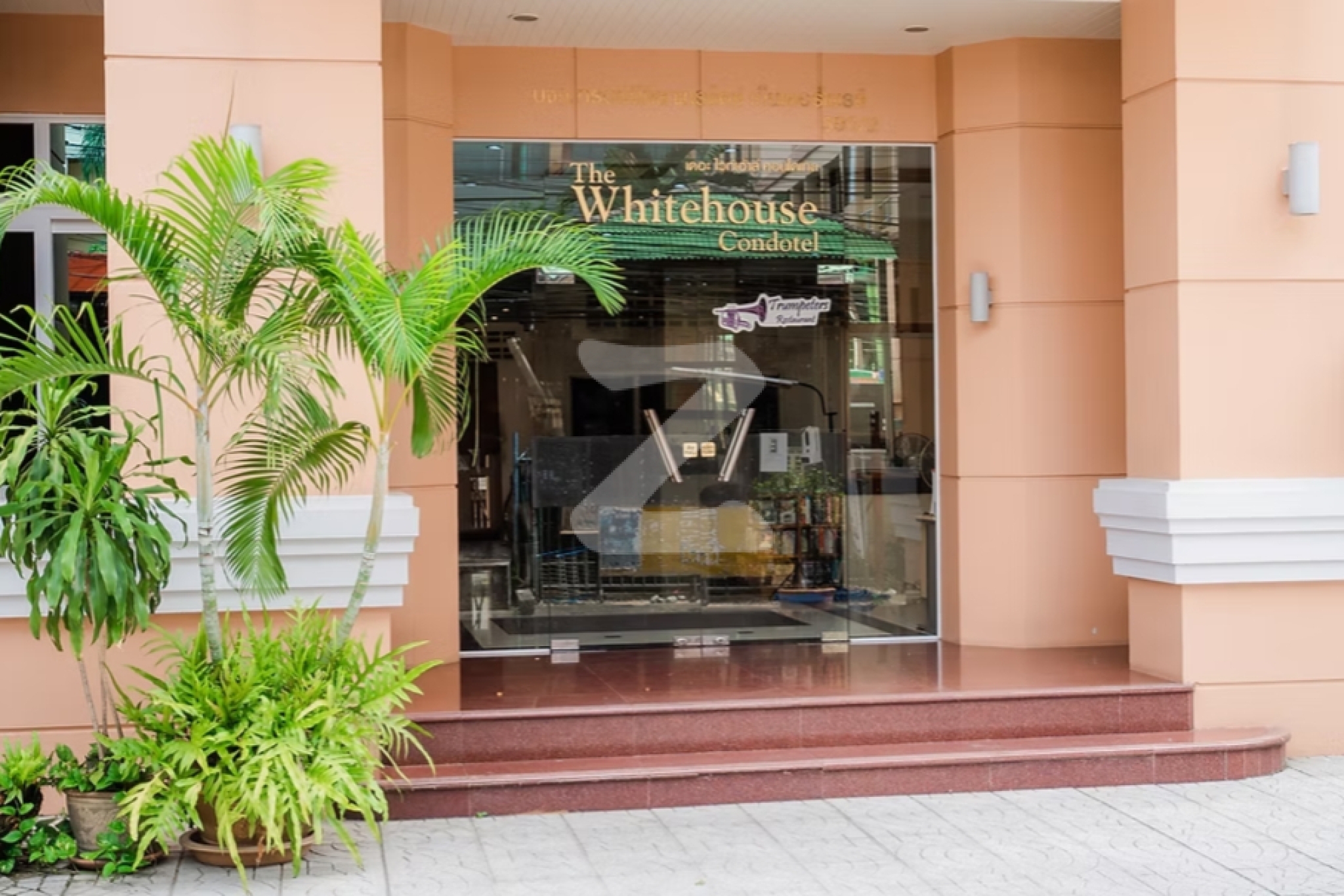เดอะ ไวท์เฮ้าส์ คอนโดเทล The Whitehouse Condotel