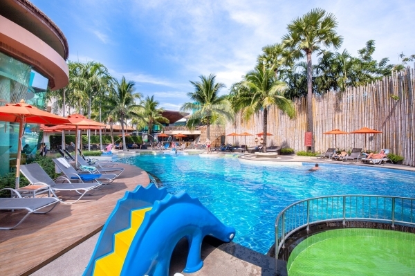 เดอะ บีช ไฮท์ รีสอร์ท ภูเก็ต The Beach Heights Resort Phuket