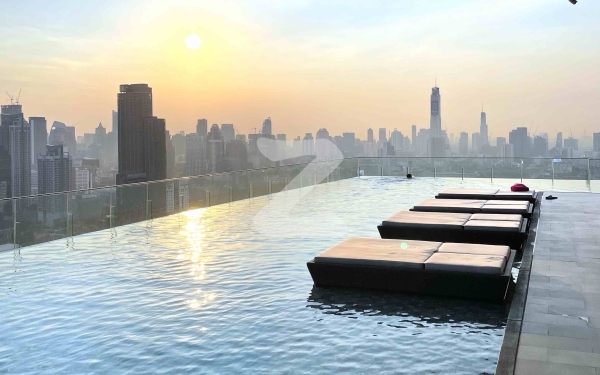 facilities สระว่ายน้ำชั้นดาดฟ้าตอนเย็นวิวพระอาทิตย์ตก