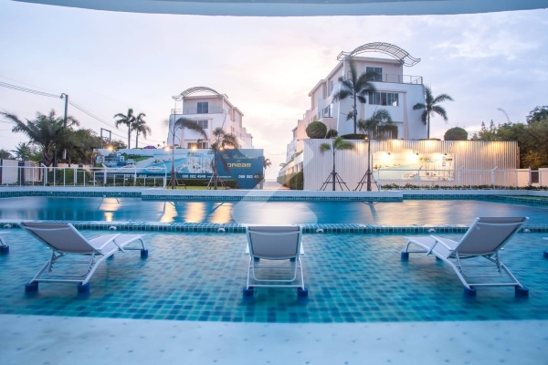 ลา รอยัล บีช คอนโดมิเนียม จอมเทียน La Royale Beach Condominium Jomtien