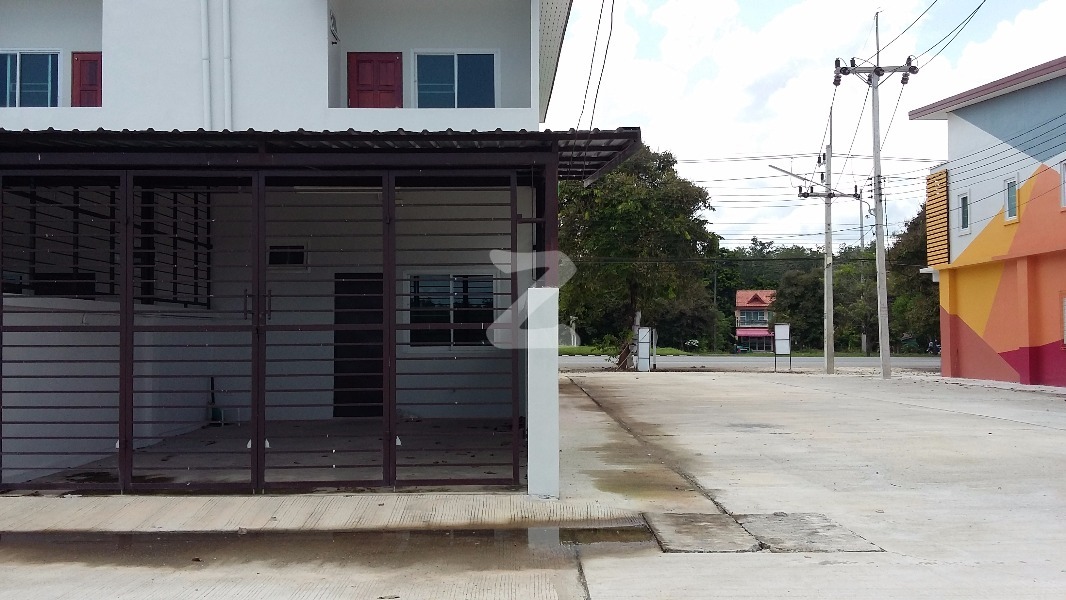 โรงจอดรถข้างหลังมีรั้วเหล็กพร้อมหลังคาปลอดภัย