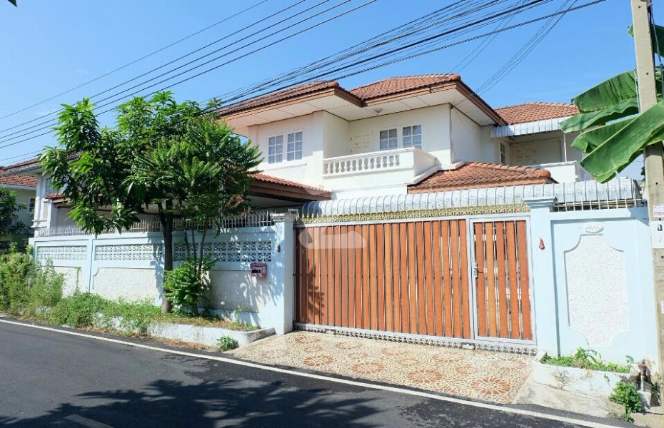บริเวณหน้าบ้าน กลางคืนเงียบสงบ
