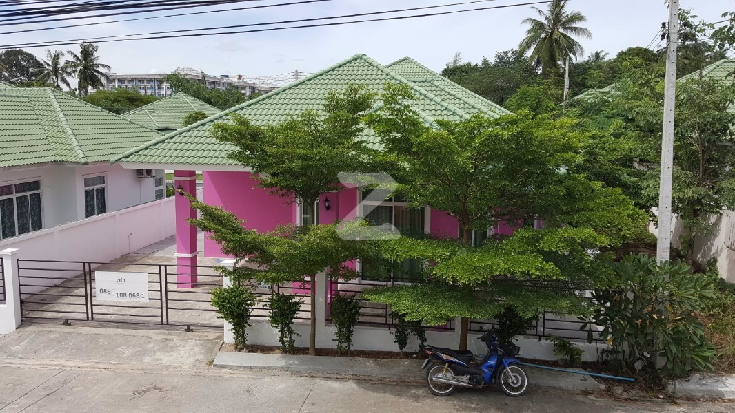 วิวหน้าบ้าน หลังมุม ติดซอยต้นไม้โครงการ บริเวณรอบบ้านปูคอนกรีต มีก๊อกน้ำ 4 จุด