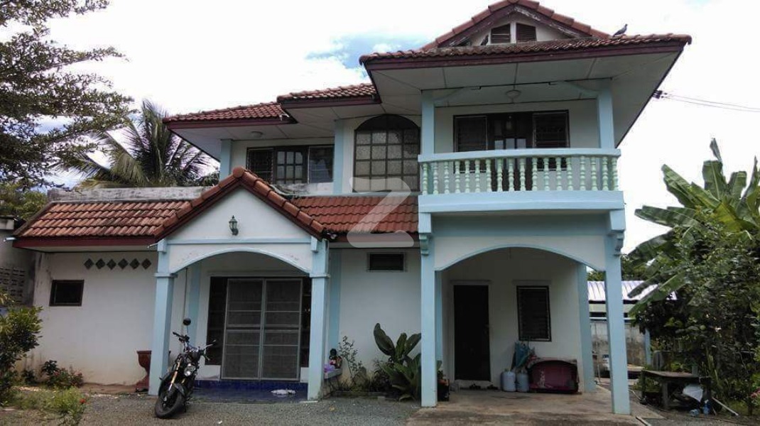 พื้นทีหน้าบ้านจอดรถได้5-6คัน