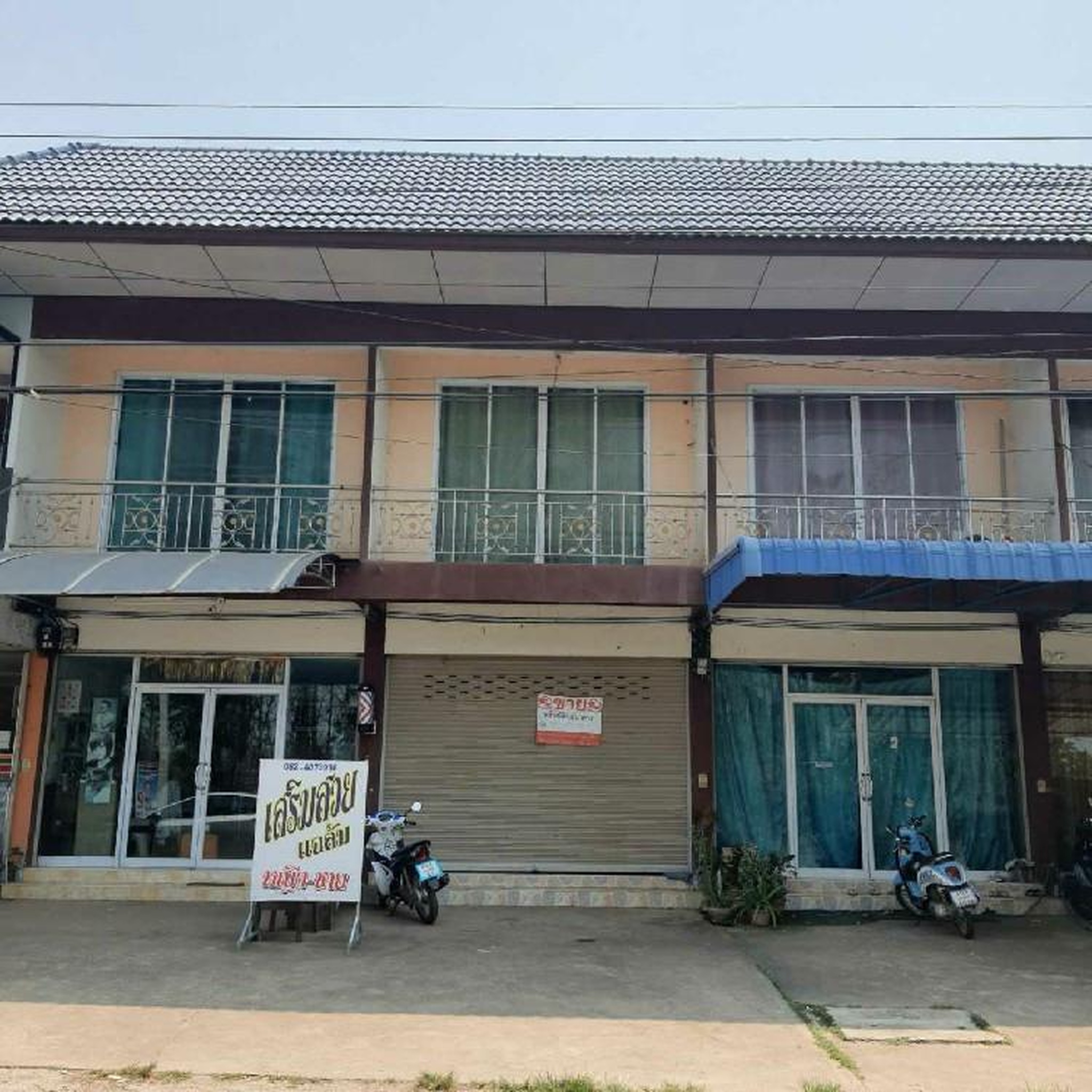 ทรัพย์สถาบันโดย ตึกแถว-อาคารพาณิชย์