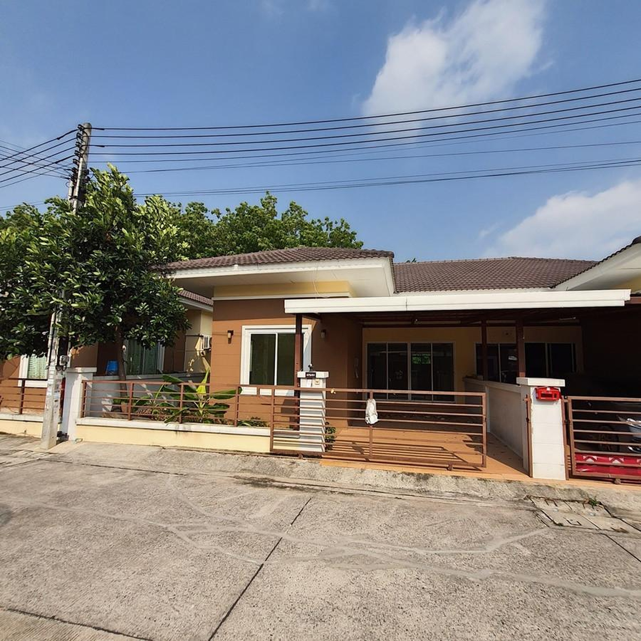 ทรัพย์สถาบันโดย GHB บ้านแฝด บ้านนราสิริ ปลวกแดง (Baan Narasiri Pluakdang)