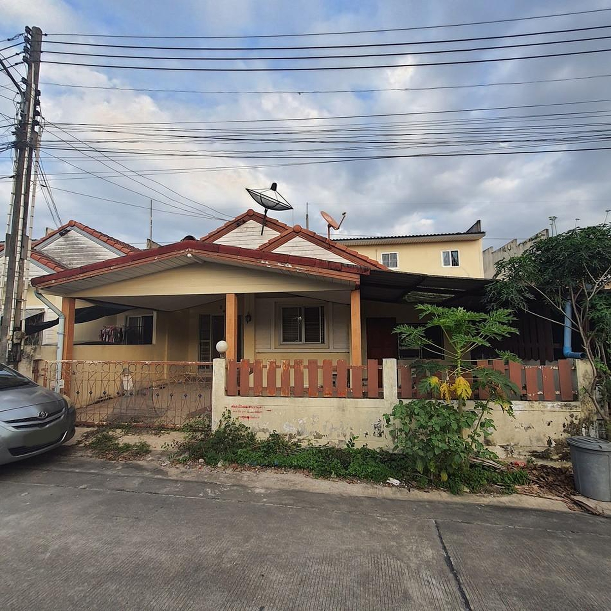 ทรัพย์สถาบันโดย GHB บ้านแฝด บุญสิริ โขดหิน เขาไผ่ (Golden Town)