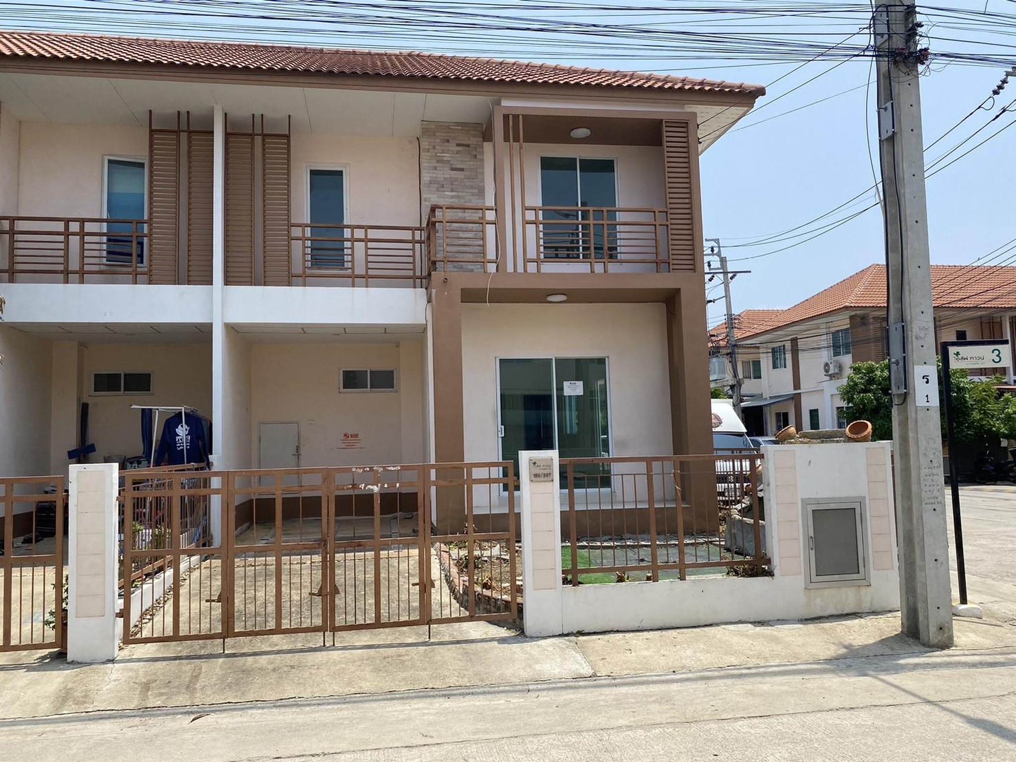 ทรัพย์สถาบันโดย GHB ทาวน์เฮาส์ ไอลีฟ ทาวน์ 1 ประชาอุทิศ 90 (I Leaf Town 1 Prachauthit 90)