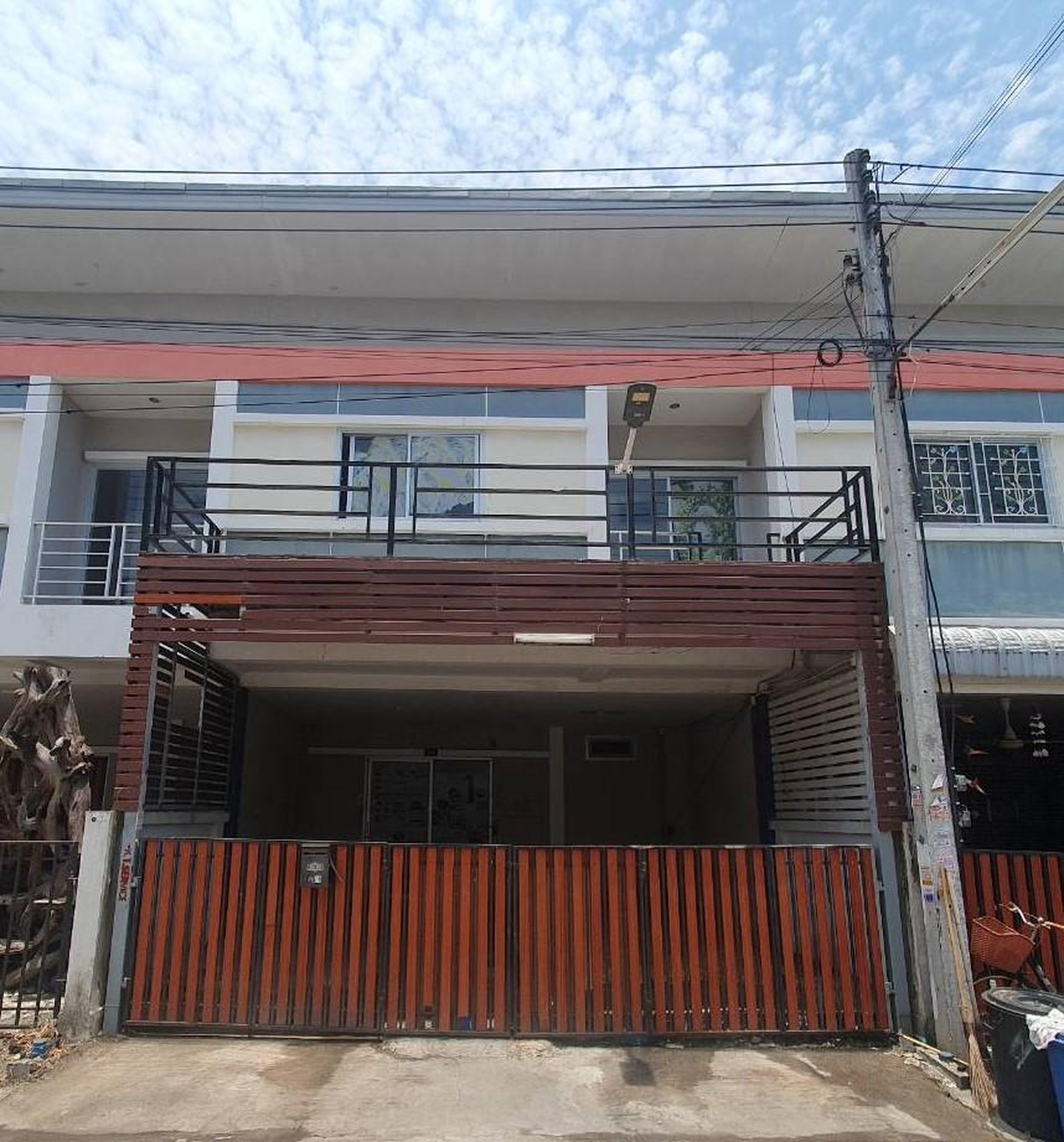 ทรัพย์สถาบันโดย GHB ทาวน์เฮาส์ พระปิ่น12 (Phra Pin 12 Buddhasakorn)