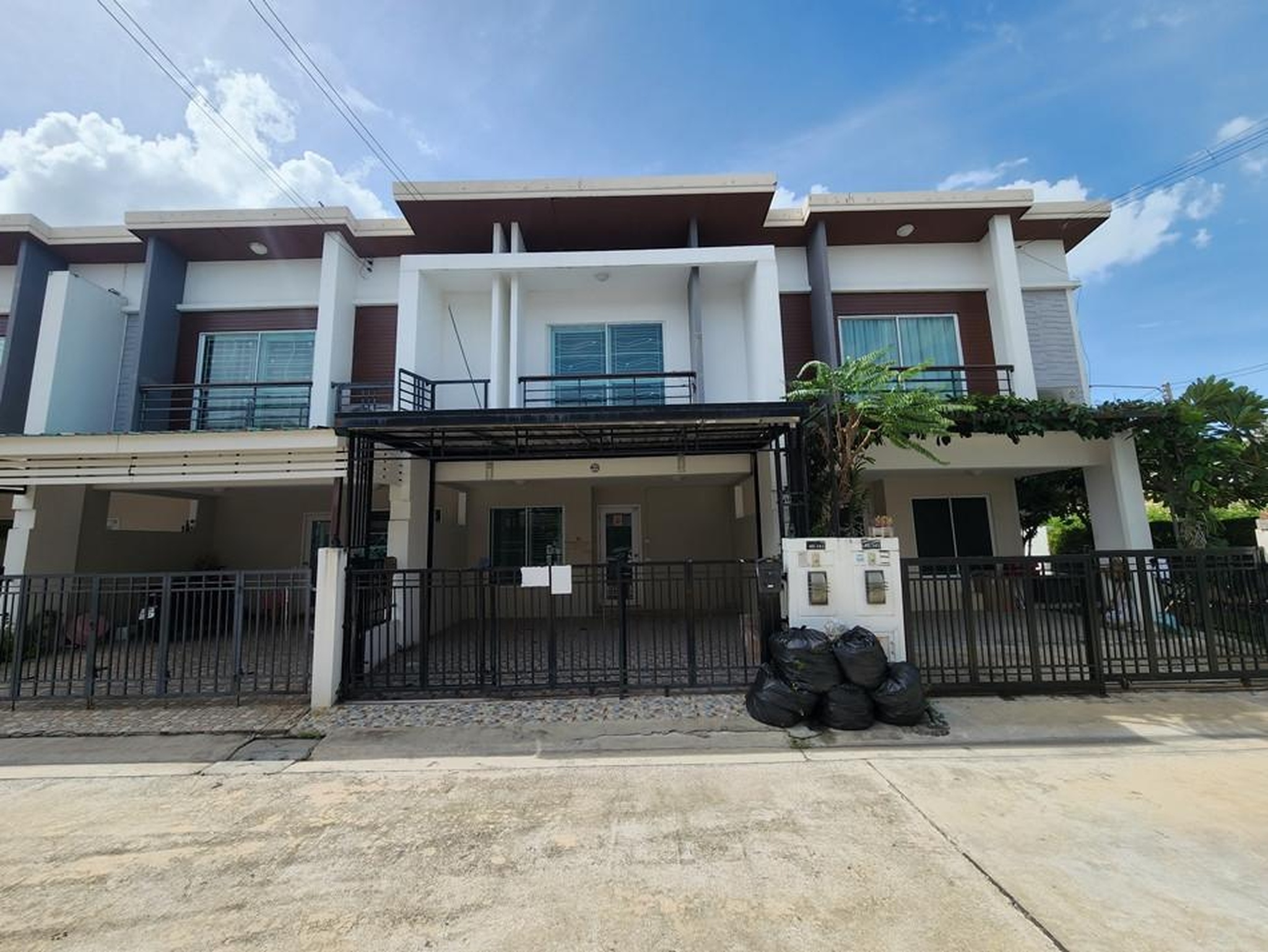 ทรัพย์สถาบันโดย GHB ทาวน์เฮาส์ สามพราน นครปฐม