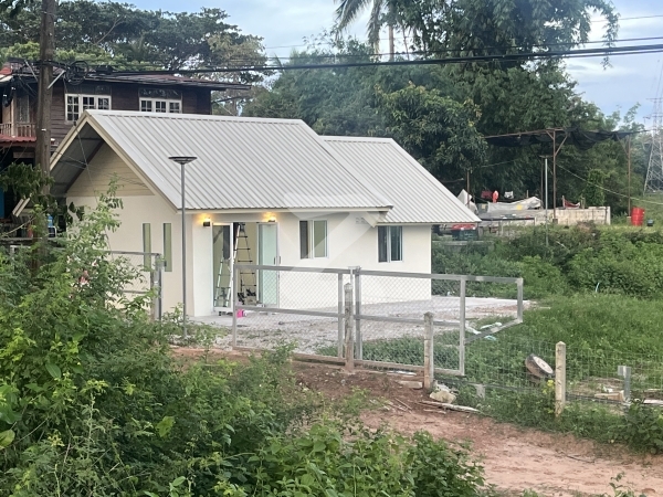 บ้านพักตากอากาศชั้นเดียว บ้านทำใหม่ สวย สะอาด โล่งตา พร้อมเนื้อที่ดินประมาณ 3 ไร่ ติดเขื่อนน้ำพุง ติดถนนใหญ่ ติดปั้มน้ำมัน ติดตลาด และวัดบ้านบ้านคำเพิ