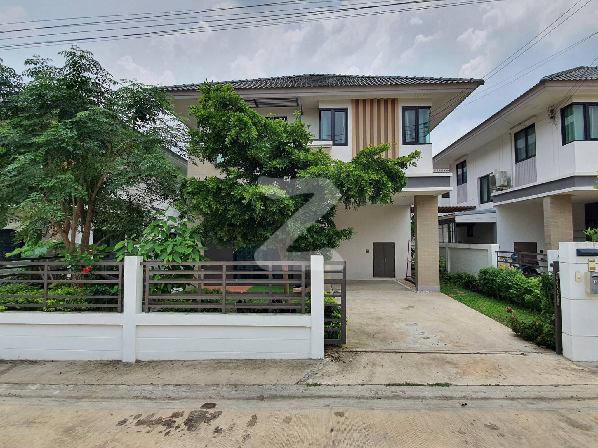ให้เช่าบ้านสวยพร้อมอยู่ ปลอดภัยสูง มีสปอร์ตคลับ อากาศดี ใกล้ตลาดตัวอำเภอปากช่อง เดินทางไปทางเขาใหญ่ใกล้และสะดวก มีสิ่งอำนวยความสะดวก ราคาต่อรองกันได้ : เจ้าของให้เช่าเอง (งดรับนายหน้า)