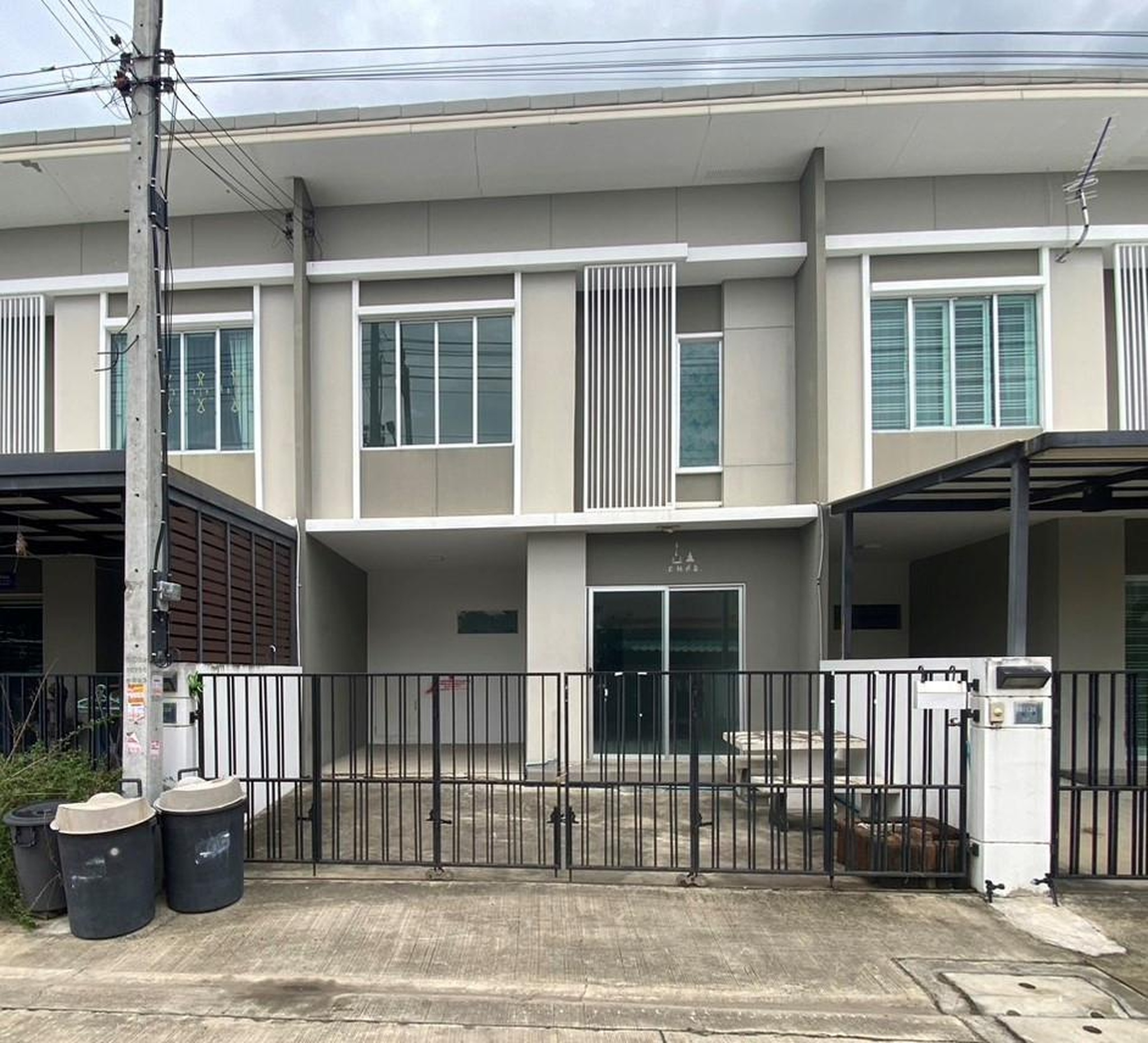 ทรัพย์สถาบันโดย GHB ทาวน์เฮาส์ พุทธมณฑล นครปฐม