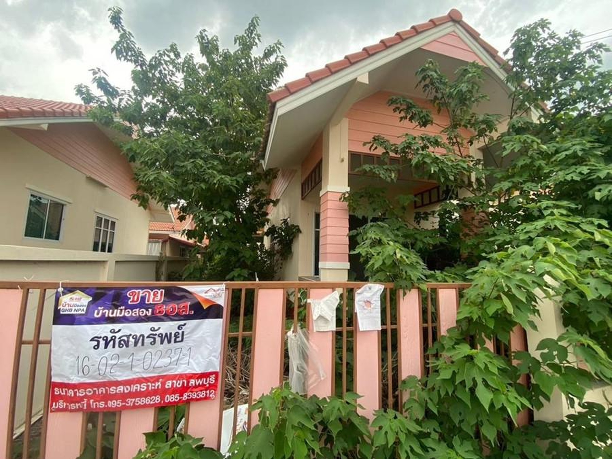 ทรัพย์สถาบันโดย GHB บ้านแฝด พัฒนานิคม ลพบุรี