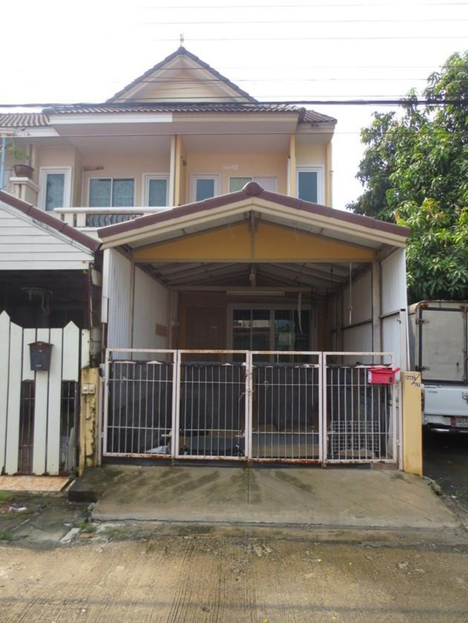 ทรัพย์สถาบันโดย GHB ทาวน์เฮาส์ คลองสามวา กรุงเทพมหานคร