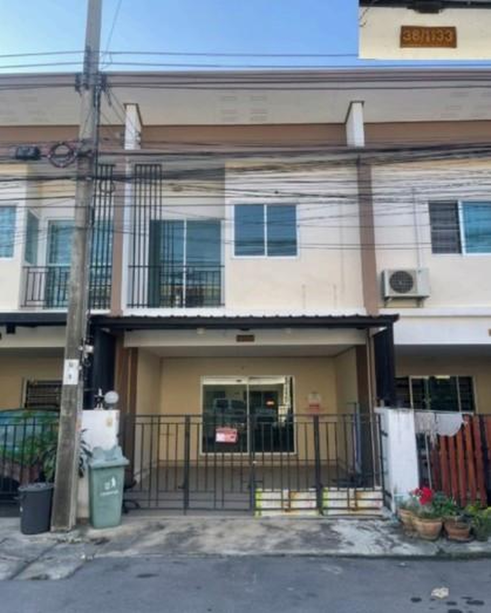 ทรัพย์สถาบันโดย GHB ทาวน์เฮาส์ คลองสามวา กรุงเทพมหานคร