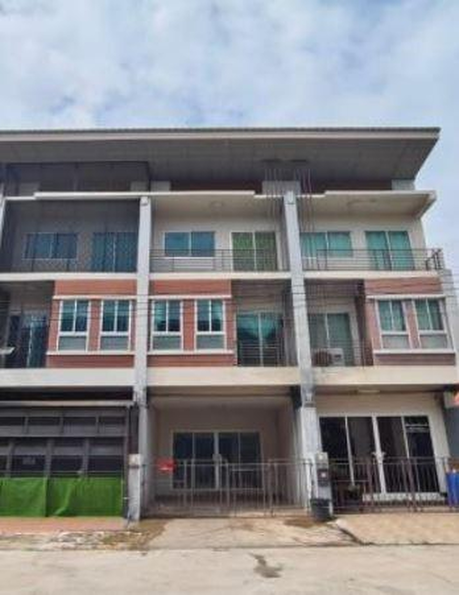 ทรัพย์สถาบันโดย GHB ทาวน์เฮาส์ สิวารัตน์ 9 (Siwarat 9)