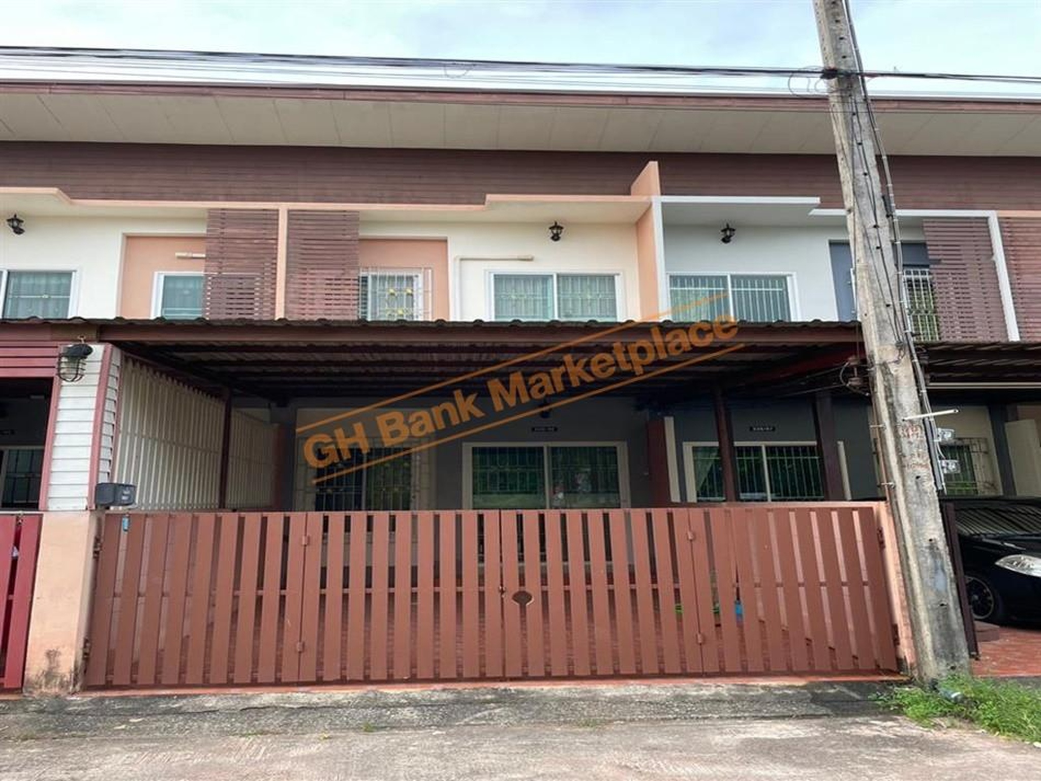 ทรัพย์สถาบันโดย GHB ทาวน์เฮาส์ รินทอง