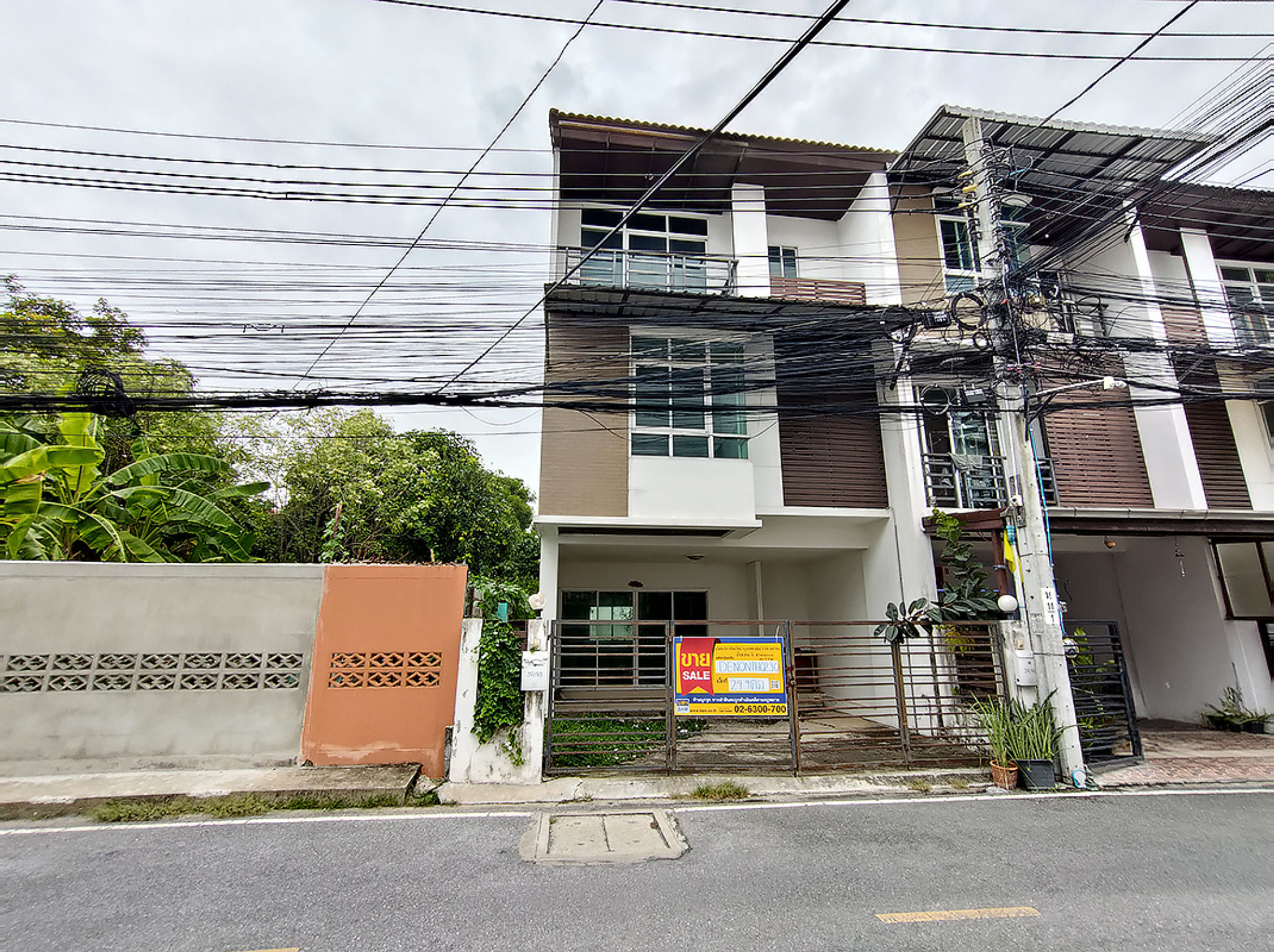 ทรัพย์สถาบันโดย BAM ทาวน์เฮาส์ใกล้ PK08 แจ้งวัฒนะ-ปากเกร็ด 28 เดอะรูฟ 2