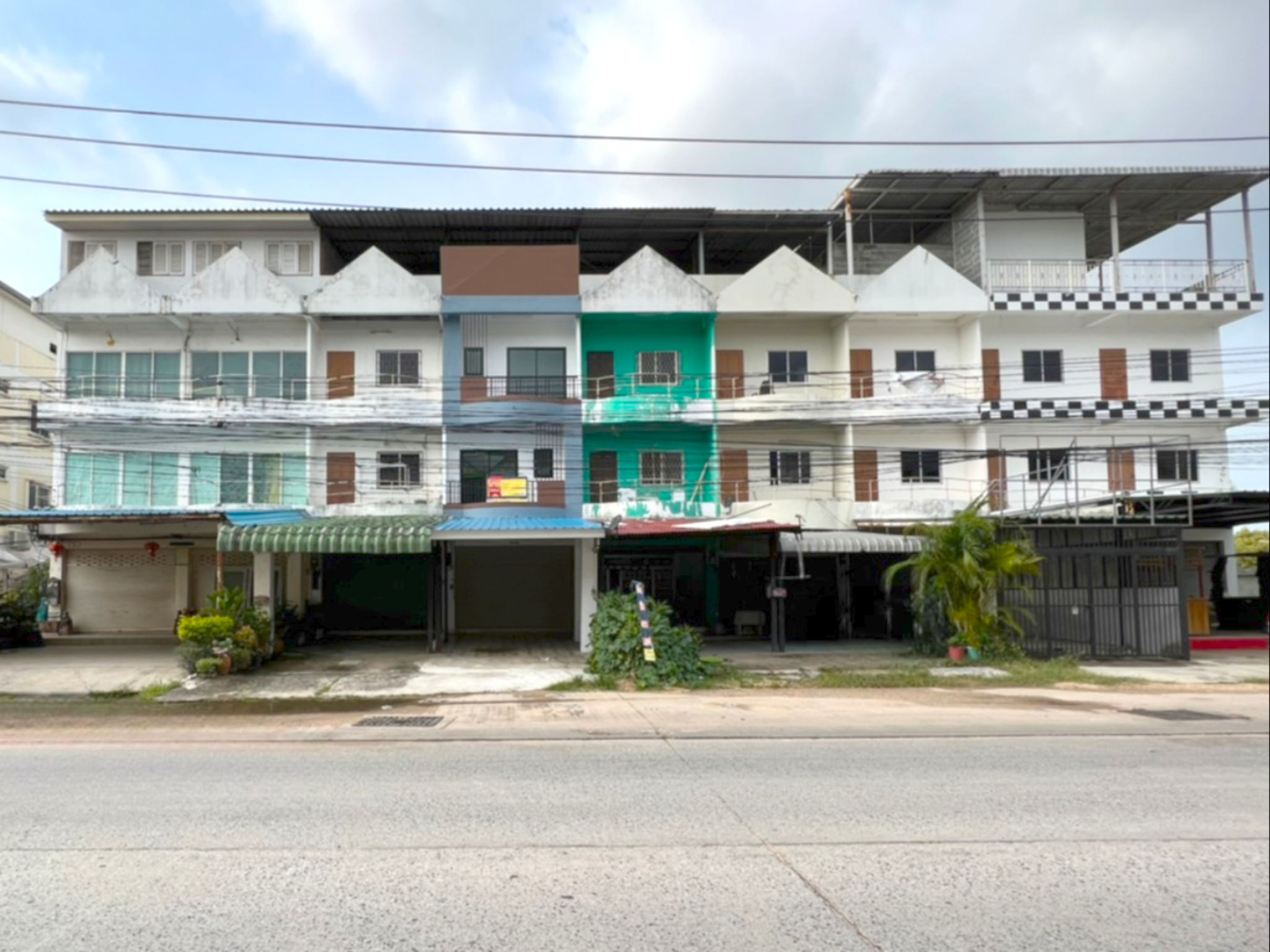 ทรัพย์สถาบันโดย BAM โฮมออฟฟิศ กิติมาการ์เด้นโฮม (Dhewee Townhome)