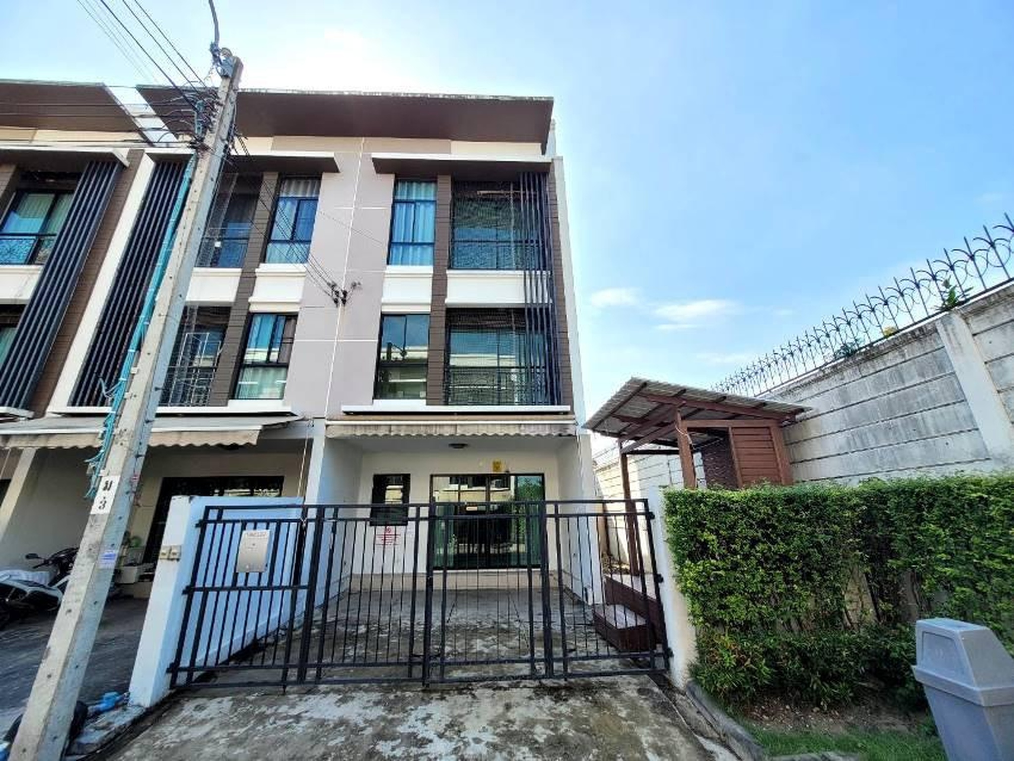 ทรัพย์สถาบันโดย GHB ทาวน์เฮาส์ บ้านกลางเมือง นวมินทร์ 42 (Baan Klang Muang Nawamin 42)