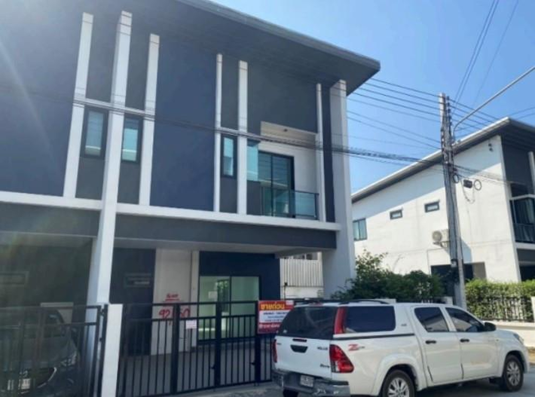 ทรัพย์สถาบันโดย GHB ทาวน์เฮาส์ ฟ้าปิยรมย์นีโอลา