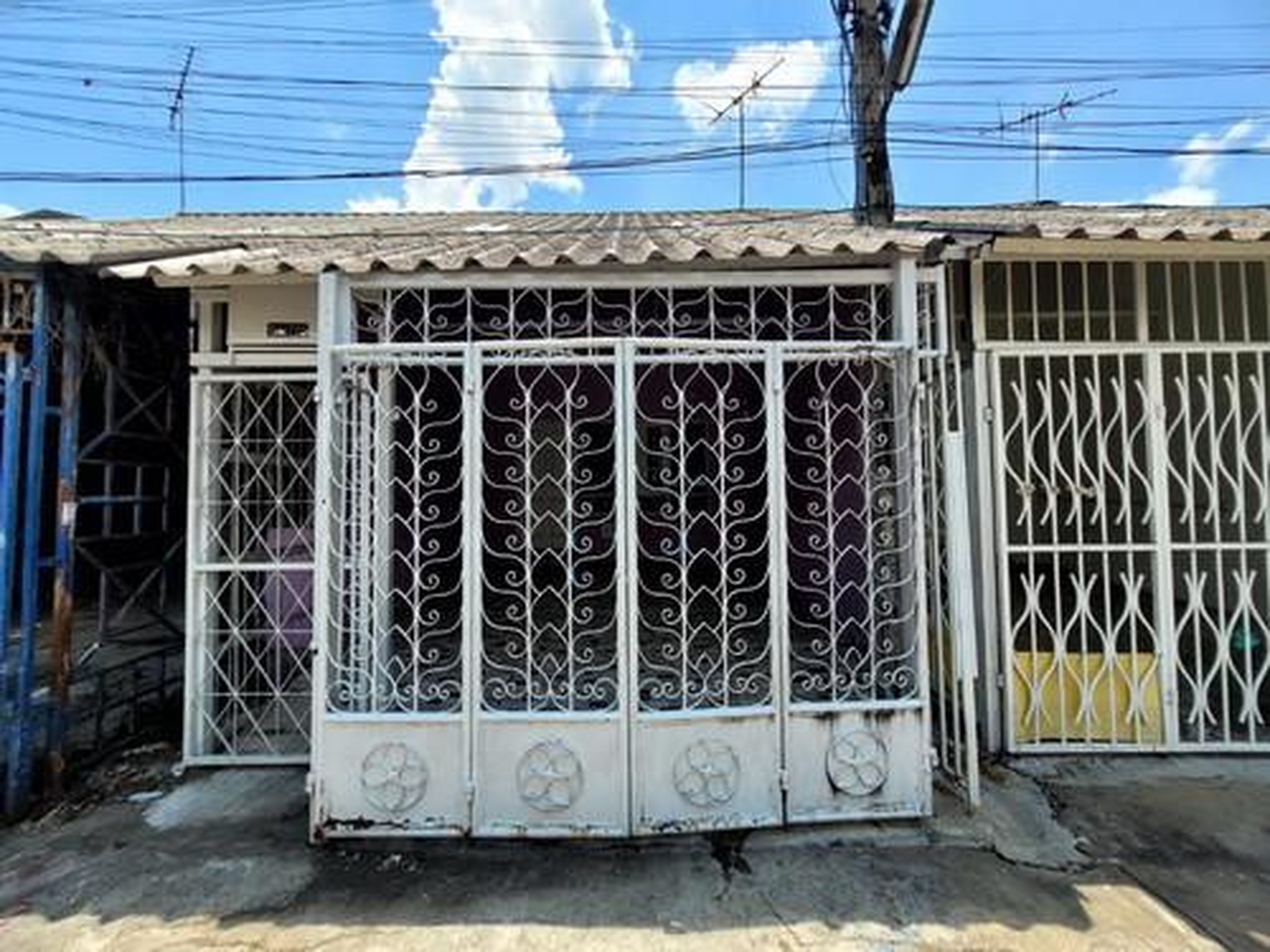 ทรัพย์สถาบันโดย GHB ทาวน์เฮาส์ แก้วขวัญ 2