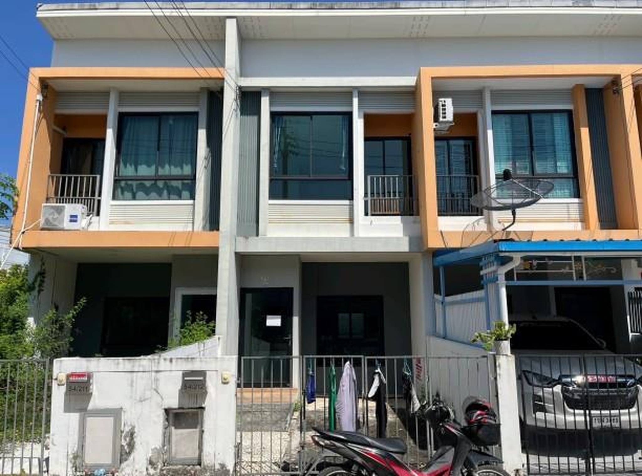 ทรัพย์สถาบันโดย GHB ทาวน์เฮาส์ สิรารมย์ พลัส บางนา กม.29 (Sirarom Plus Bangna Km.29)