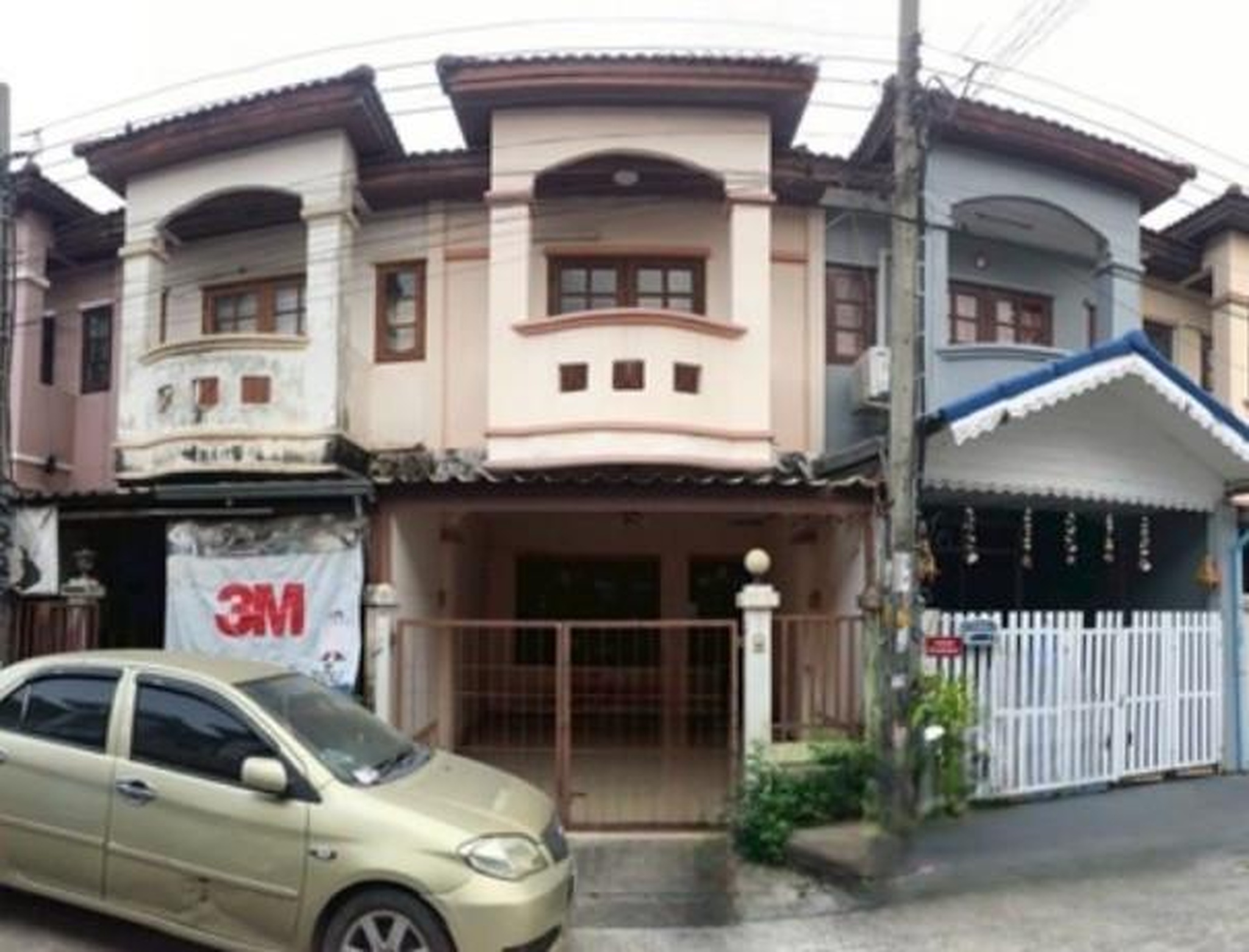 ทรัพย์สถาบันโดย GHB ทาวน์เฮาส์ ศิริวรรณ