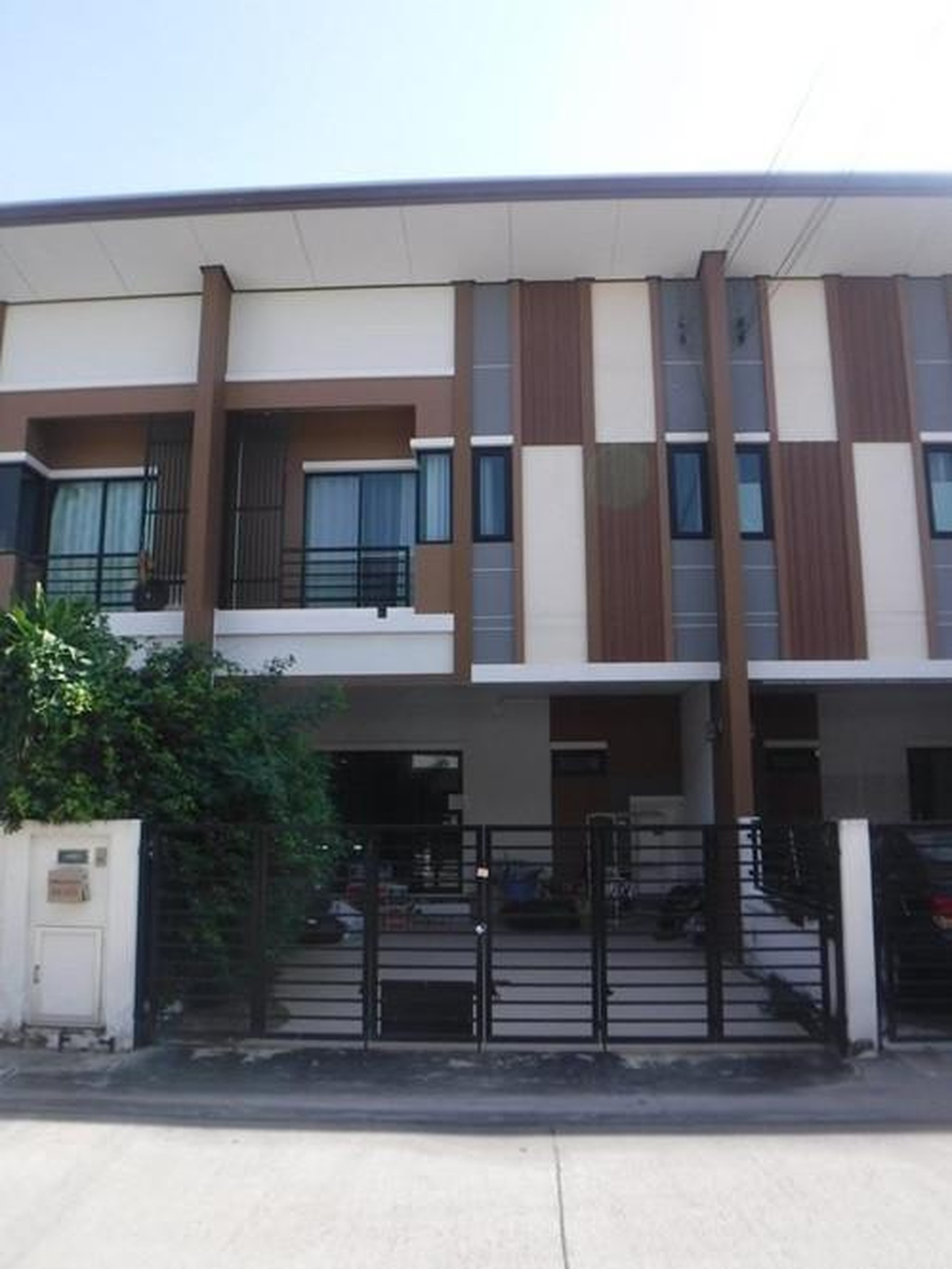 ทรัพย์สถาบันโดย GHB ทาวน์เฮาส์ บ้านฟ้าทาวน์นี่ ปิ่นเกล้า-สาย 5 (Baan Fah Townee Pinklao-Sai 5)