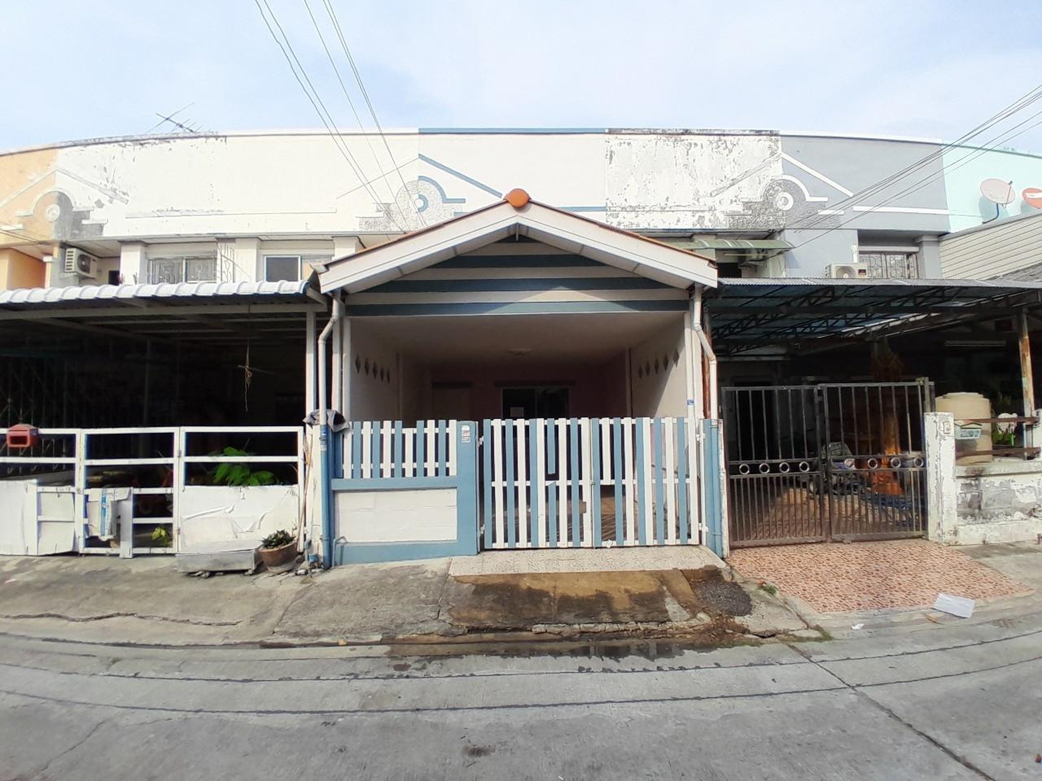 ทรัพย์สถาบันโดย GHB ทาวน์เฮาส์ นครทองปาร์ควิว