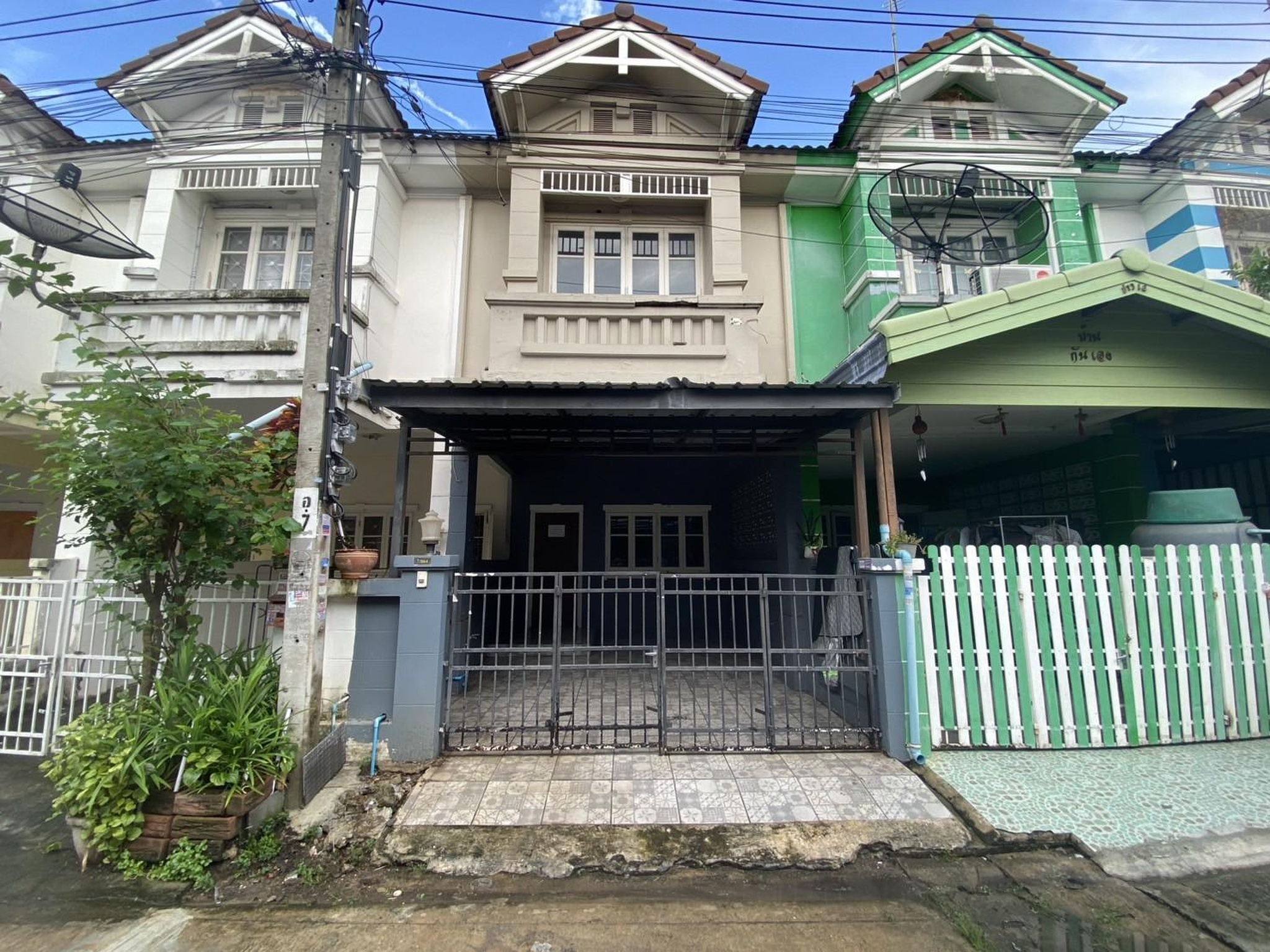 ทรัพย์สถาบันโดย GHB ทาวน์เฮาส์ ปิยวรารมย์