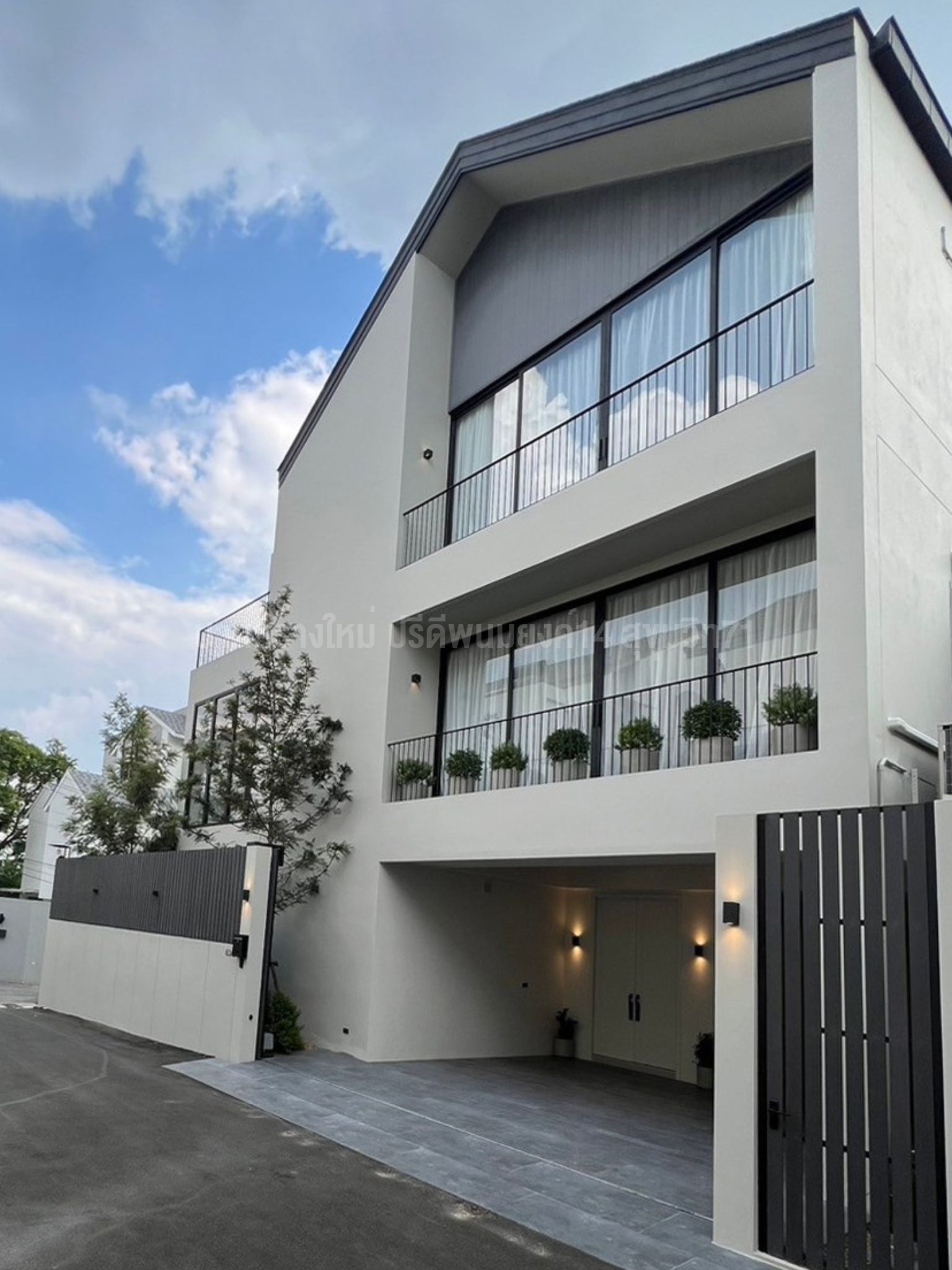 บ้านเดี่ยวสร้างใหม่ สุขุมวิท 71 ซอยปรีดีพนมยงค์ สระว่ายน้ำระบบเกลือ ลิฟท์แก้วสวีเดน : เจ้าของให้เช่าเอง