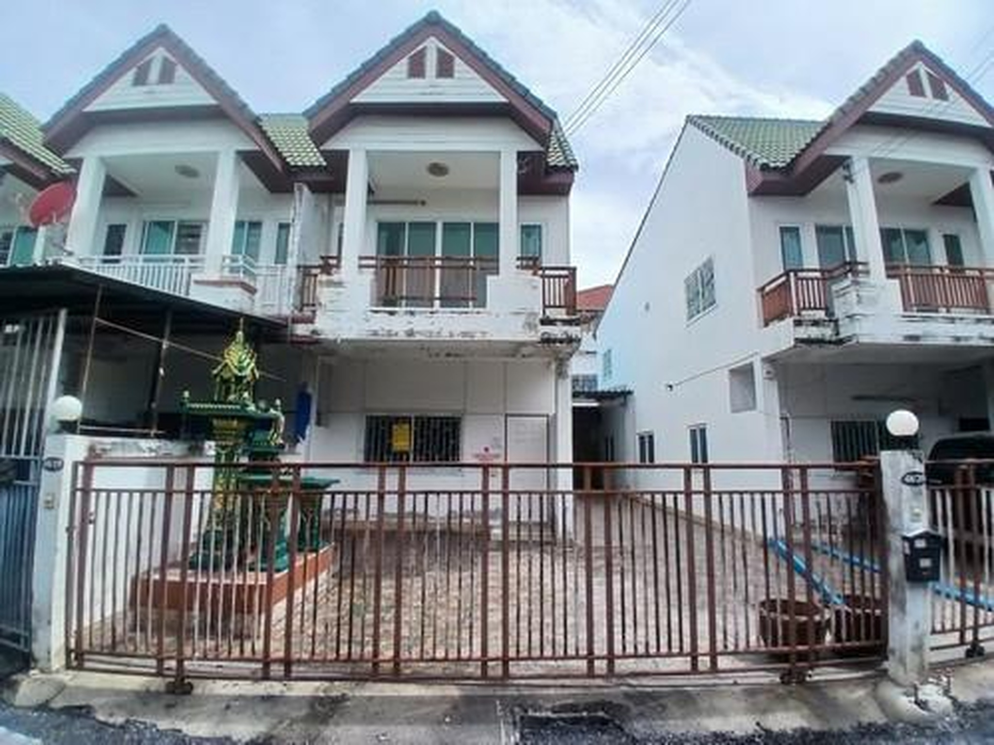 ทรัพย์สถาบันโดย GHB ทาวน์เฮาส์ บ้านทิพย์