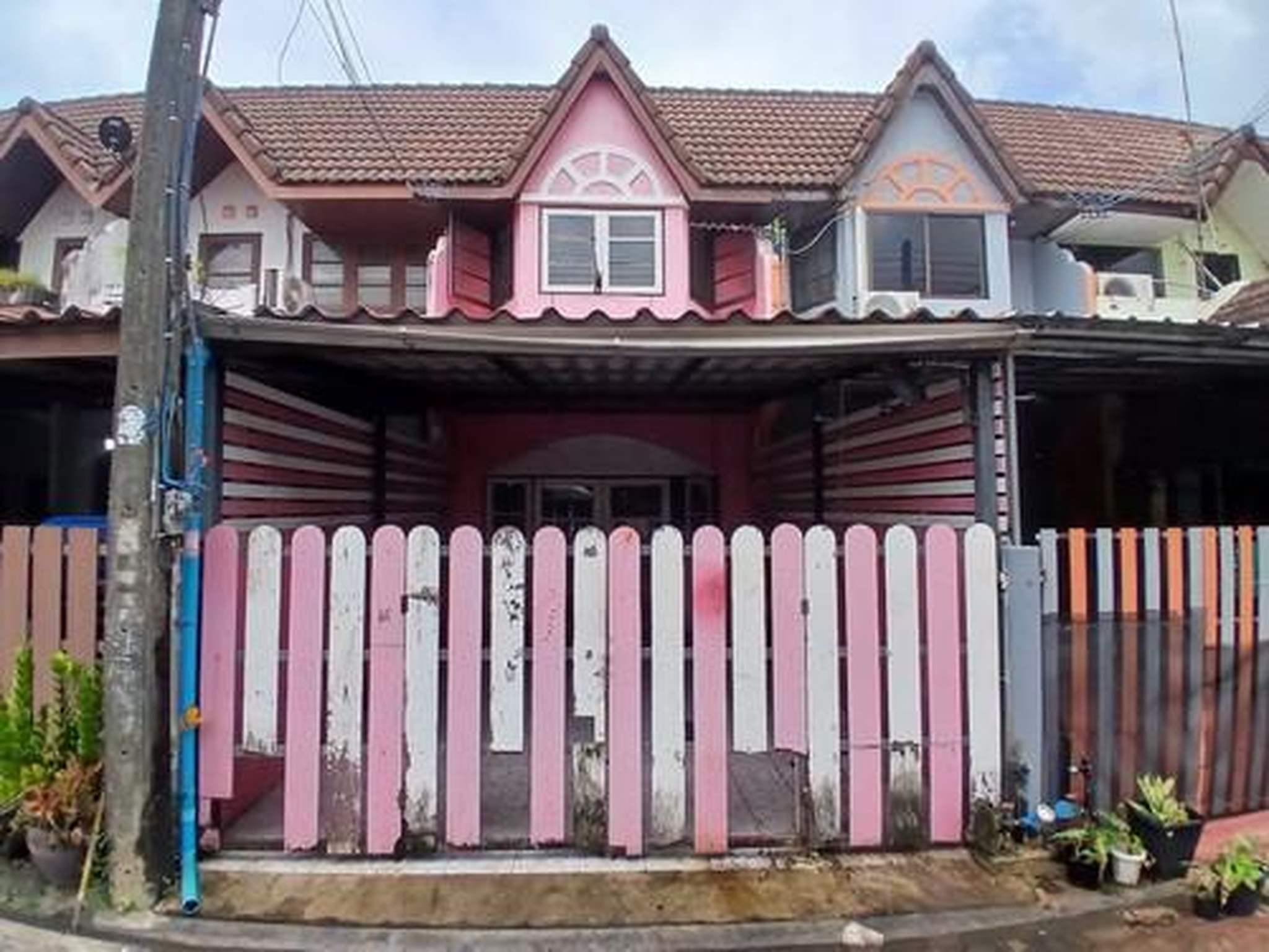 ทรัพย์สถาบันโดย GHB ทาวน์เฮาส์ ธราดลวิว